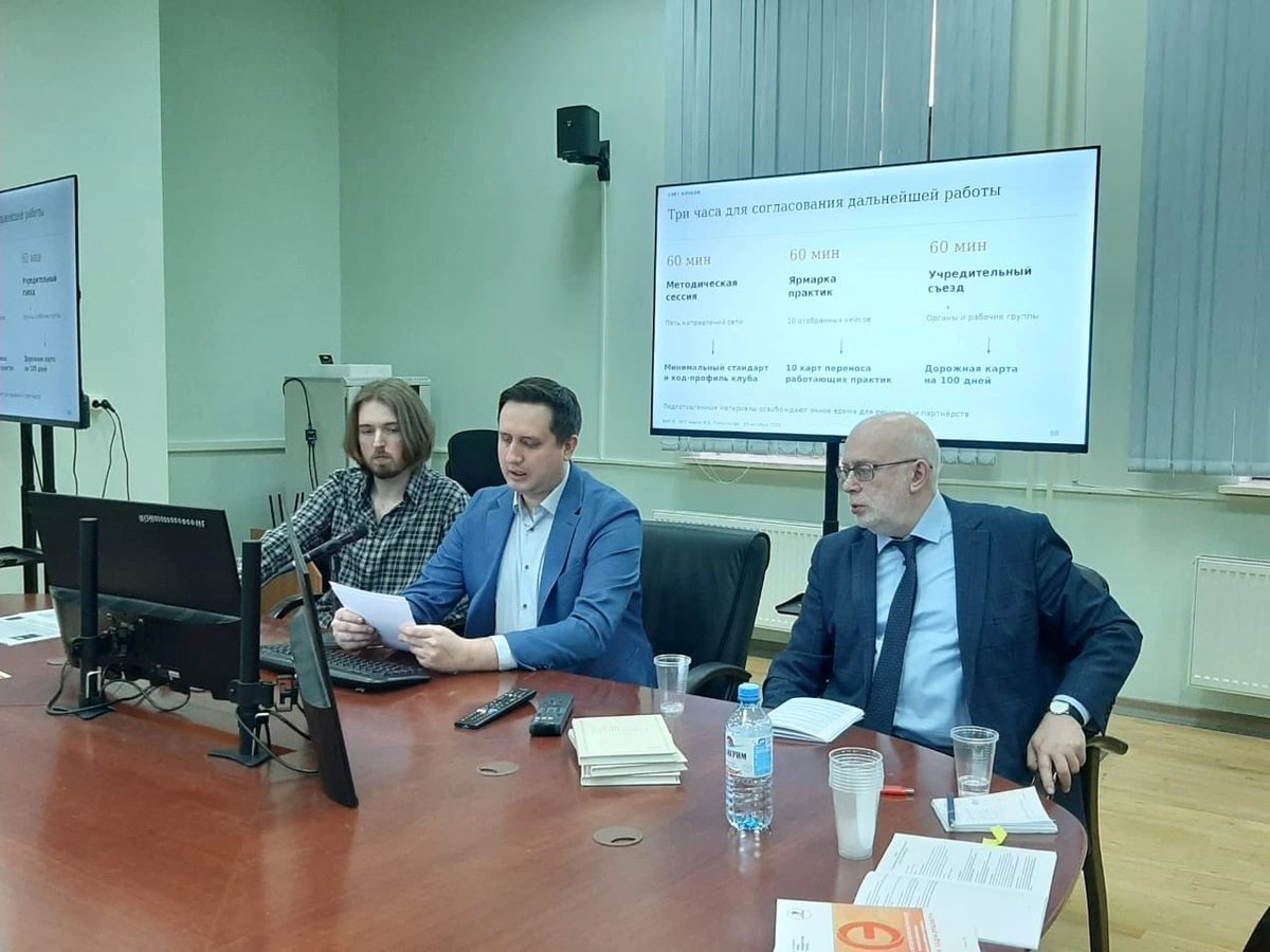 limansk's tweet photo. Единство в многообразии: от философской мысли к совместному действию

Сегодня выступил в Московском государственном университете имени М.В. Ломоносова на Всероссийской научной конференции «Единство народов России в русской философской мысли». Встреча прошла в учебно-научном корпусе «Шуваловский». Её организовала кафедра истории русской философии Философского факультета МГУ в рамках Года единства народов России.

Как сохранять культурное своеобразие народов и укреплять чувство принадлежности к общей стране? Что делает общество способным к солидарности? Как соотносятся свобода человека и ответственность перед другими? Эти вопросы, по-разному осмыслявшиеся в русской философской традиции, сохраняют значение и для современной общественной работы.

Для меня выступление в МГУ стало возможностью представить наш практический опыт в контексте такого разговора. Университетская среда предполагает требовательность к понятиям и аргументам. Здесь особенно важно объяснить, каким образом конкретная работа с молодёжью связана с развитием гражданского общества и на каких основаниях мы оценива��м её результаты.

В секции «Социальные проекты молодежи как драйвер единства народов России» представил инструменты социального проектирования Всероссийского межнационального союза молодёжи.

Основное внимание уделил методике проектной лаборатории и слёта «Код диалога». Рассказал, как участники смешанных команд определяют общую проблему, согласуют решение и принимают ответственность за его реализацию. Как замысел приобретает форму проекта с координаторами, сроками и проверяемыми результатами. И почему после встречи необходимо продолжать сопровождение команд: именно дальнейшая совместная работа позволяет судить о том, что удалось создать.

Привёл опыт проекта «Школа единства», реализуемого при поддержке Фонда президентских грантов, в рамках Международного фестиваля молодёжи — 2026 в Екатеринбурге. Рассказал и о работе с клубами российских вузов, сотрудничестве с Государственным университетом управления в рамках государственного задания Минобрнауки России, конкурсе «Единство в многообразии» и предстоящем слёте межнациональных студенческих клубов.

Отдельно остановился на оценке результатов. Количество участников характеризует охват программы. Но для понимания её общественного значения нужно проследить, сохраняются ли связи между людьми, продолжают ли они работать вместе, возникают ли новые инициативы. А выводы об изменении межкультурного доверия требуют ��амостоятельного исследования. Здесь вижу важное направление сотрудничества общественных организаций и университетов.

Благодарю модератора нашей секции, доктора исторических наук, профессора Александра Юрьевича Полунова, заведующего кафедрой управления в сфере межэтнических и межконфессиональных отношений факультета государственного управления МГУ, за содержательный научный разговор.

Особая благодарность Евгении Абрамовне Михалёвой, директору Ресурсного центра в сфере национальных отношений, за сотрудничество и методический вклад в нашу работу с молодёжными командами.

Благодарю коллектив Московского университета, философский факультет и кафедру истории русской философии, организаторов и всех участников конференции за возможность сопоставить исследовательские подходы и общественную практику.

Для меня единство страны связано в том числе с повседневным опытом человека: умеет ли он слышать другого, находить общее дело и выполнять принятые обязательства. Создавать условия для такого опыта — одна из задач, которые мы решаем во ВМСМ.

#ВМСМ #МГУ #ГодЕдинства #Философия #РусскаяФилософия