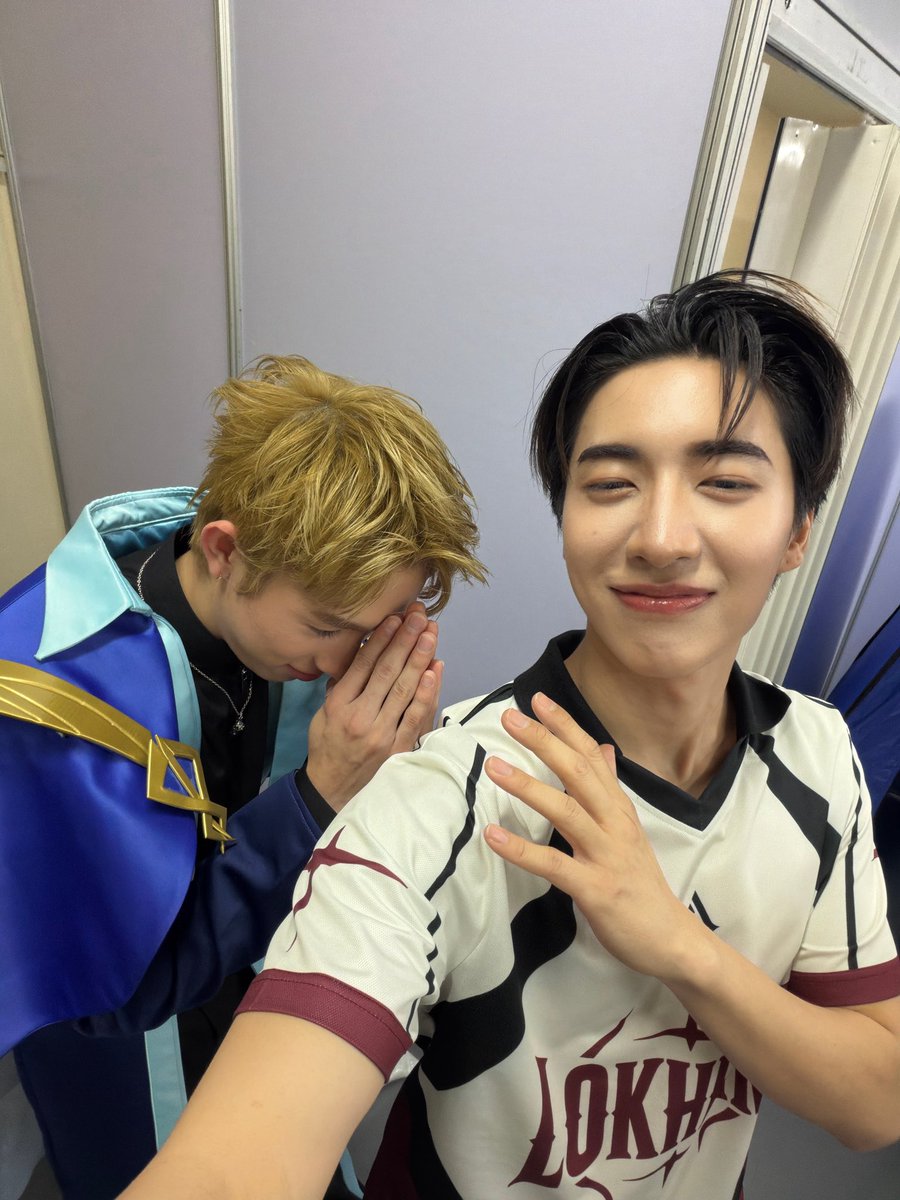 jungwboo_'s tweet photo. ขอบคุณอาจารย์เฮนรี่ที่คอยสั่งสอนผม https://t.co/mzeH2KXatk