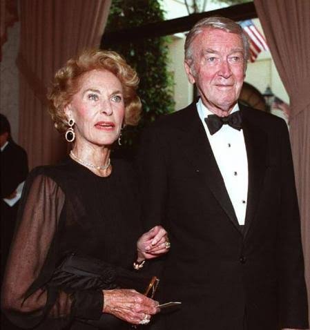 GustavoAdolf_'s tweet photo. Cuando los médicos le dijeron que ya era hora de cambiar la batería de su marcapasos, el legendario actor James Stewart 🇺🇸 (1908-1997) se negó. Su respuesta fue simple: 
- No. Me voy con Gloria.

Durante años, Hollywood vio a James Stewart como "el soltero de oro". Era apuesto, famoso, héroe de guerra condecorado e ícono del cine. Se le relacionó con las mujeres más admiradas de la época, pero él no se comprometía. Esperaba algo diferente.
En la Navidad de 1947, a sus 39 años, coincidió en una fiesta con Gloria Hatrick McLean 🇺🇸 (1918-1994), exmodelo, recién divorciada y madre de dos niños. Esa noche él no causó una gran impresión, pero no pudo quitársela de la cabeza.

Meses después, en el verano de 1948, volvieron a coincidir. Esta vez conversó con ella, le contó historias, la hizo reír y la conquistó.
En 1949 se casaron. De golpe, Stewart no solo encontró al amor de su vida, sino que se convirtió en padre de sus dos hijos. Tiempo después nacieron sus gemelas. Cuando el parto se complicó, Stewart no se separó de la cama de Gloria: las enfermeras contaban que jamás habían visto a un hombre amar de esa manera.

Construyeron una vida feliz durante décadas, soportando juntos incluso la tragedia más desgarradora: la pérdida de su hijo Ronald en la guerra de Vietnam a los 24 años.
En 1994, Gloria falleció de cáncer. El hombre que tanto había esperado por el amor se quedó, de pronto, en silencio. Dejó de acudir a eventos y pasaba las tardes en el jardín, hablándole a Gloria como si ella aún estuviera allí.

En 1996, ante la propuesta de los médicos de alargar su vida con un marcapasos, Stewart se negó: 
- Si llega un momento en que mi vida ya no tiene propósito, no me aferraré a ella. No voy a pelear con Dios si quiere llevarme.
Gloria era su propósito.
El 2 de julio de 1997, rodeado de sus hijos en el hogar que compartió con ella, James Stewart falleció a los 89 años. Sus últimas palabras lo resumieron todo:
- Me voy con Gloria.
No murió el astro de cine. Murió un hombre que amó tanto que una vida sin ella simplemente ya no era vida.

Moraleja:
El verdadero éxito de una persona no se mide por las batallas que gana, los aplausos que recibe o la fama que acumula, sino por la capacidad de entregarse con lealtad a lo que le da sentido a su existencia. James Stewart tuvo el mundo a sus pies, pero su mayor triunfo fue amar con tal profundidad que la muerte no fue un final con temor, sino el camino hacia la paz.
