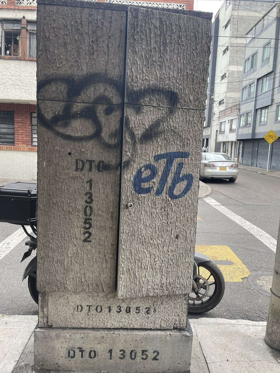 OtraPaula's tweet photo. @ETB @ETBsoluciones Sus operarios son unos irresponsables en dejar este tipo de cajas abiertas, personas inescrupulosas están metiendo drogas y demás cosas nocivas para las personas del sector!!! Agradecemos retirar esta caja ya que lo que hace es estorbo, ya ni cables tiene. https://t.co/XhAz3IA21m