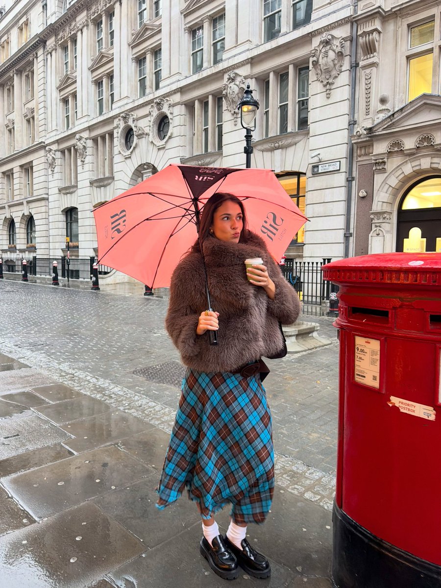 mili_DD4's tweet photo. Cozy outfits, colorful leaves everywhere, the smell of fallen leaves, autumn playlists, pumpkin spice lattes &amp; walks 🐿️🫒🍄‍🟫 https://t.co/DDNYZRdfJy