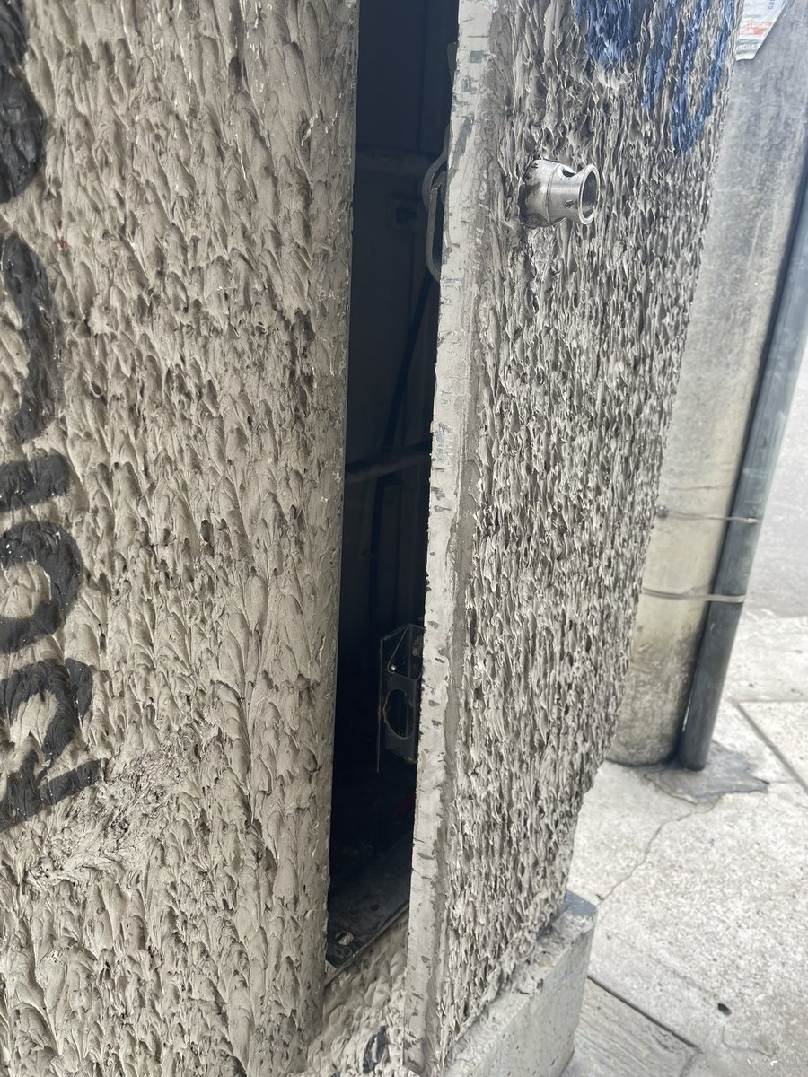 OtraPaula's tweet photo. @ETB Sus operarios son unos irresponsables en dejar este tipo de cajas abiertas, personas inescrupulosas están metiendo drogas y demás cosas nocivas para las personas del sector!!! Agradecemos retirar esta caja ya que lo que hace es estorbo, ya ni cables tiene y perjudica el barrio https://t.co/uvBsW0ZKOh