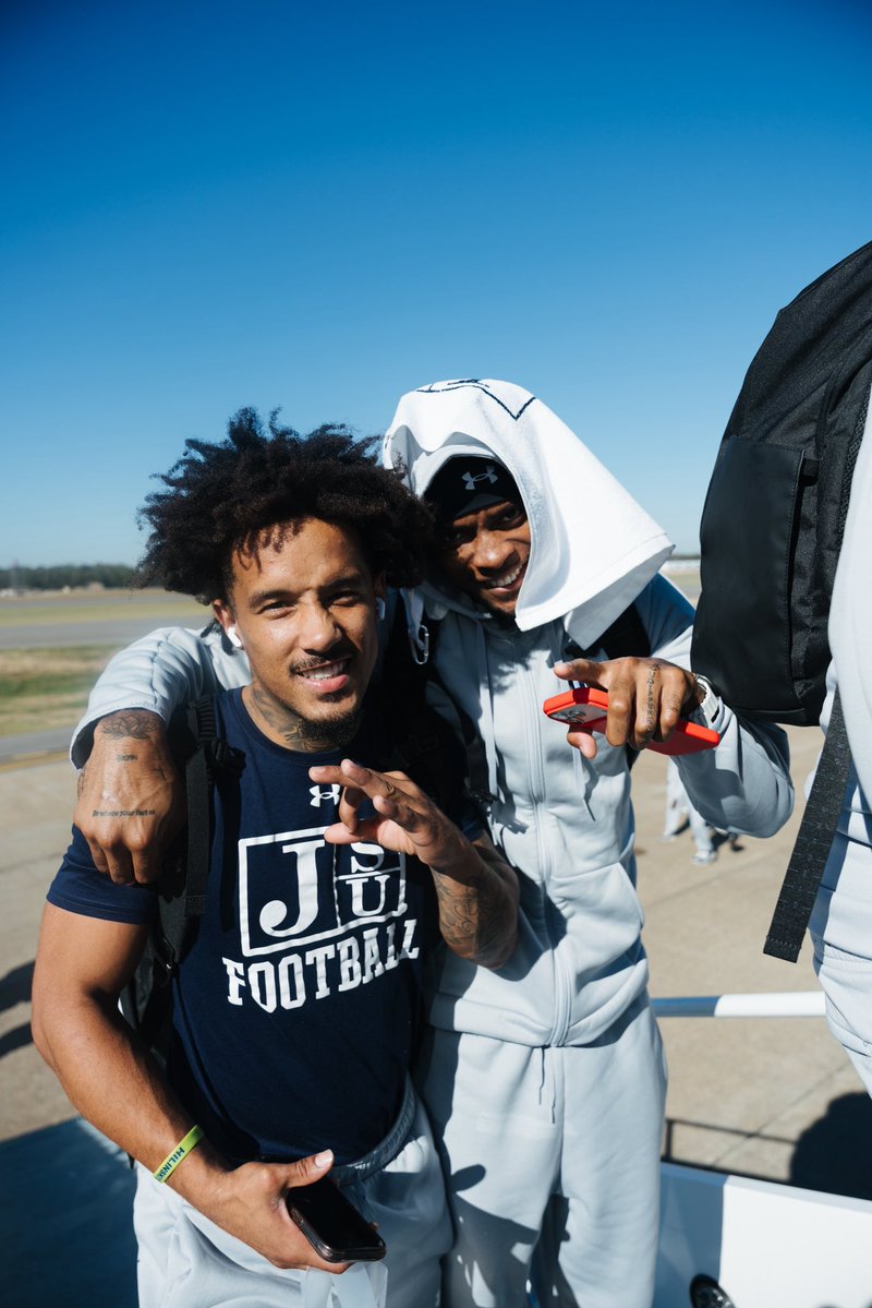 gojsutigersfb's tweet photo. All smiles heading to Daytona ☀️ 

#GuardTheeYard https://t.co/qlQby5fWTE