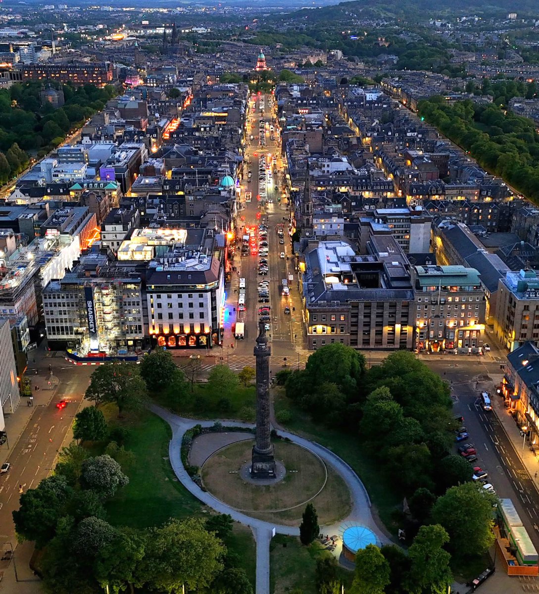 BhriainGael's tweet photo. Edinburgh during late evening after sunset looks magical, the view of St Andrews's Square and George Street 🏴󠁧󠁢󠁳󠁣󠁴󠁿💙🌃 https://t.co/sEVmLsvIOT
