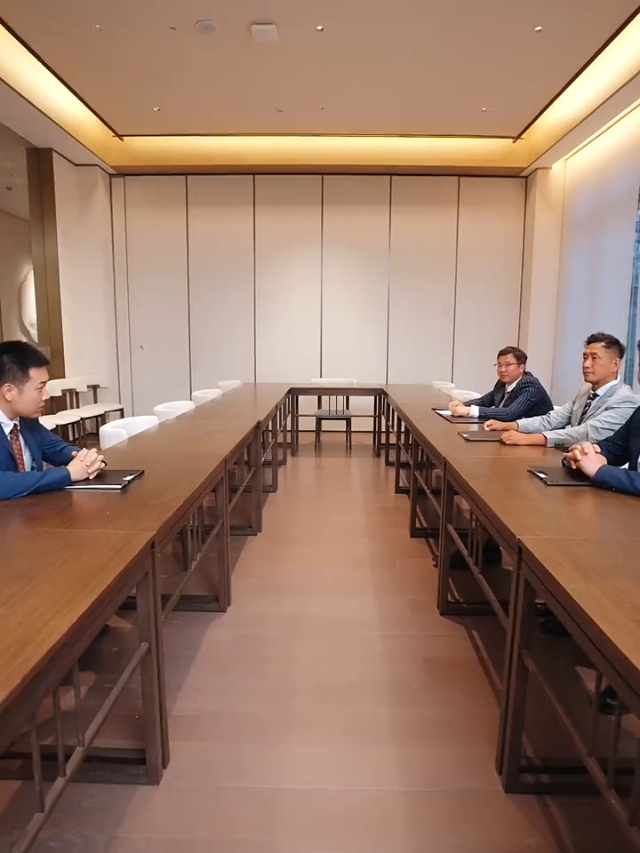 ya1vod's tweet photo. [脳がツイてると、机に垂れた汗で熱い話もスムーズに談義できる] https://t.co/dhhTRhwyCZ