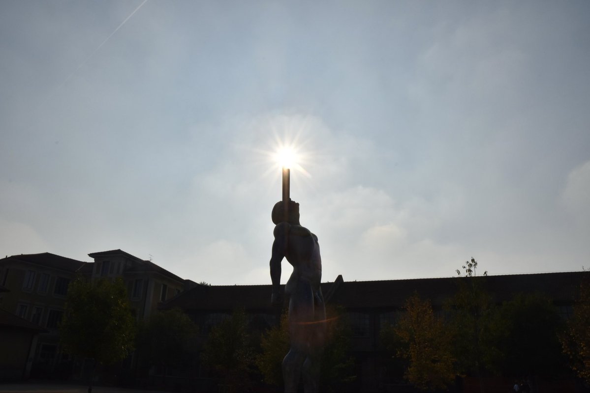 azaleambailey's tweet photo. is it possible to make a statue look like some thing else? add yours! https://t.co/J4ciFXH0u0