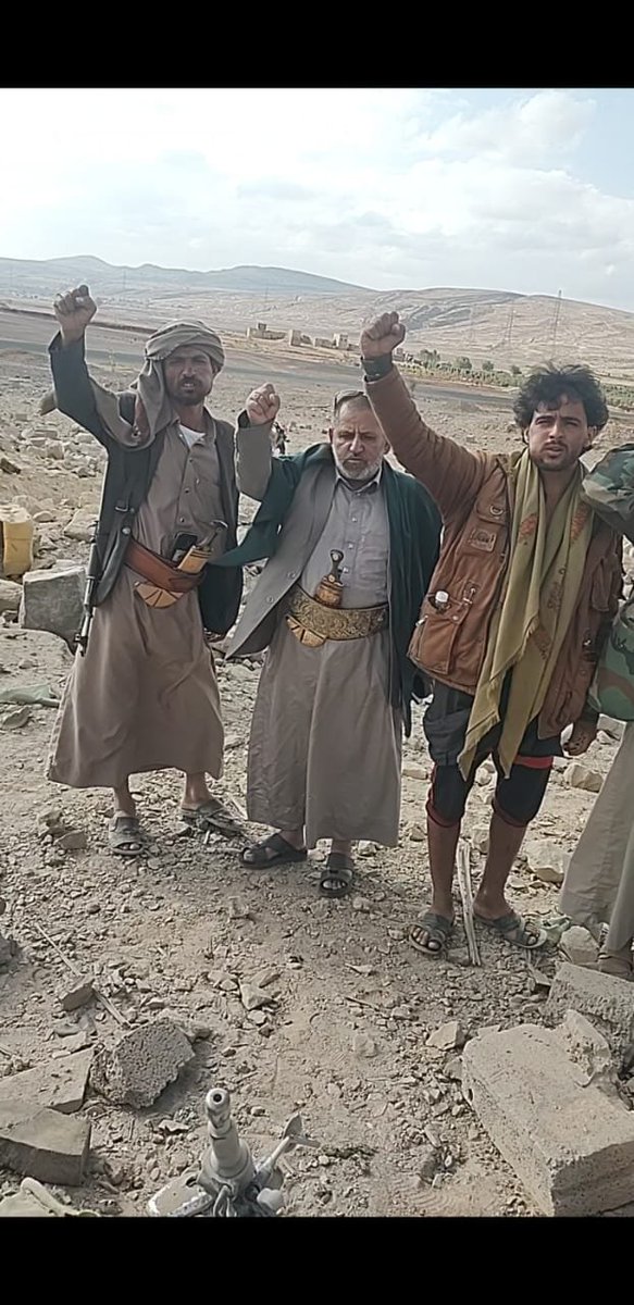 ZfgTzTozZ4hMzgW's tweet photo. من موقع الجريمة النكراء التي
إرتكبها طيران العدو السعودي 
بقصفه منل المواطن مبخوت 
احمد محمد القشعة في مسورة 
مديرية نهم اليوم والتي نتج عن
تلك الجريمة قتل وجرح جميع 
أفراد الأسرة
تقبل الله الشهداء والشفاء للجرحى https://t.co/Xu5NIXjOeW