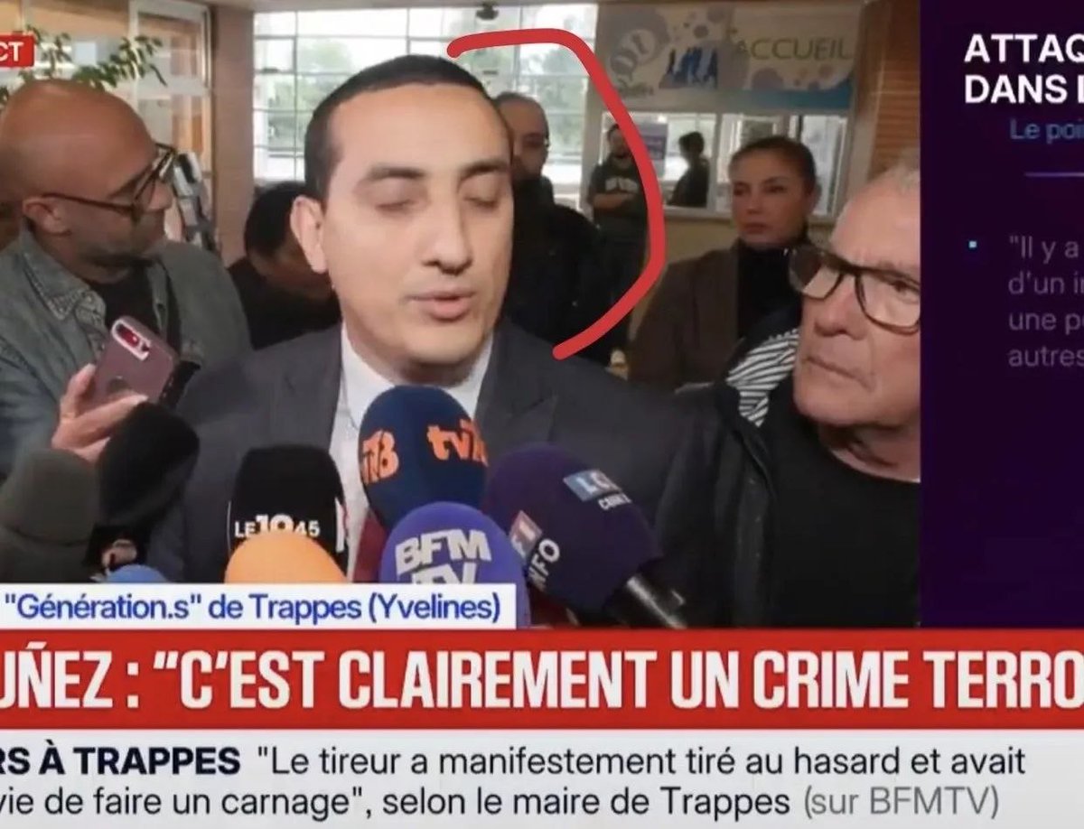 F_Desouche's tweet photo. Vu à la télé : l'islamiste fiché S, Elias d'Imzalène, était juste derrière le maire de Trappes, Ali Rabeh, lors d'une ITW après l'attaque meurtrière dans sa ville 📸 https://t.co/xIJeoaxGgg