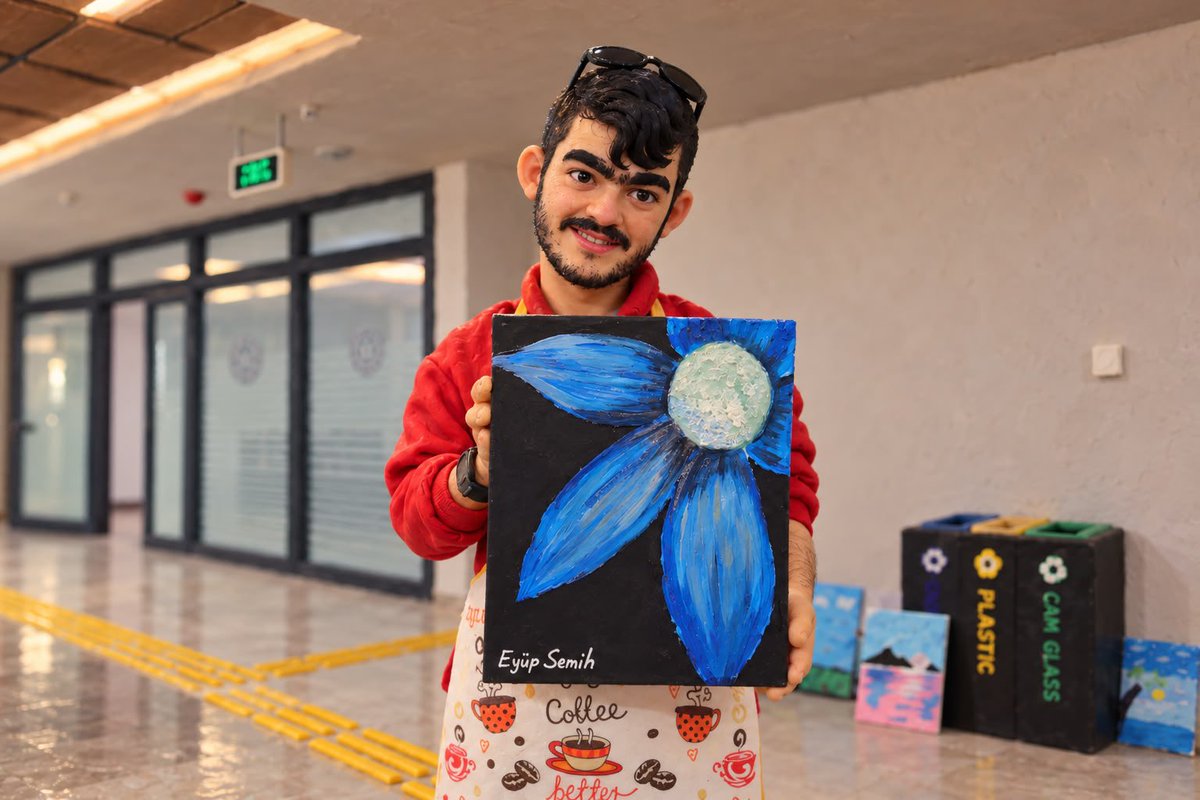 kasapoglu's tweet photo. 📍 Çanakkale

TBMM Engelli Bireylerin Sorunlarını Araştırma Komisyonumuzun geliştirdiği pilot kamp modelinin üçüncü ayağını, “Ortopedik Engellilere ve Ailelerine Yönelik Çanakkale Pilot Kamp Programı” ile hayata geçirdik.

Komisyonumuzun öncülüğünde, Çanakkale Valiliğimizin koordinasyonunda; Gençlik ve Spor, Aile ve Sosyal Hizmetler, Sağlık ve Milli Eğitim Bakanlıklarımızın güçlü iş birliğiyle sahada çok boyutlu bir çalışma yürütüyoruz:

•⁠  ⁠Spor ve Yetenek: Gençlerimizin sportif potansiyellerini keşfediyor, onları yeni ve farklı branşlarla buluşturuyoruz.

•⁠  ⁠Gelişim ve Eğitim: Çocuklarımızın ilgi alanlarını ve yeteneklerini pekiştiren özel eğitim atölyeleri düzenliyoruz.

•⁠  ⁠Psikososyal Destek: Hem gençlerimiz hem de ailelerimiz için ayrı ayrı yapılandırılan uzman destek programlarıyla katılımcılığı ve dayanışmayı güçlendiriyoruz.

Sosyal hayata katılımı artıran,  ailelerimize güç katan, gençlerimiz için Ufuk açıcı ve kapsayıcı adımlarımızı kararlılıkla sürdüreceğiz.