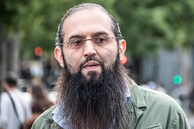 F_Desouche's tweet photo. Vu à la télé : l'islamiste fiché S, Elias d'Imzalène, était juste derrière le maire de Trappes, Ali Rabeh, lors d'une ITW après l'attaque meurtrière dans sa ville 📸 https://t.co/xIJeoaxGgg