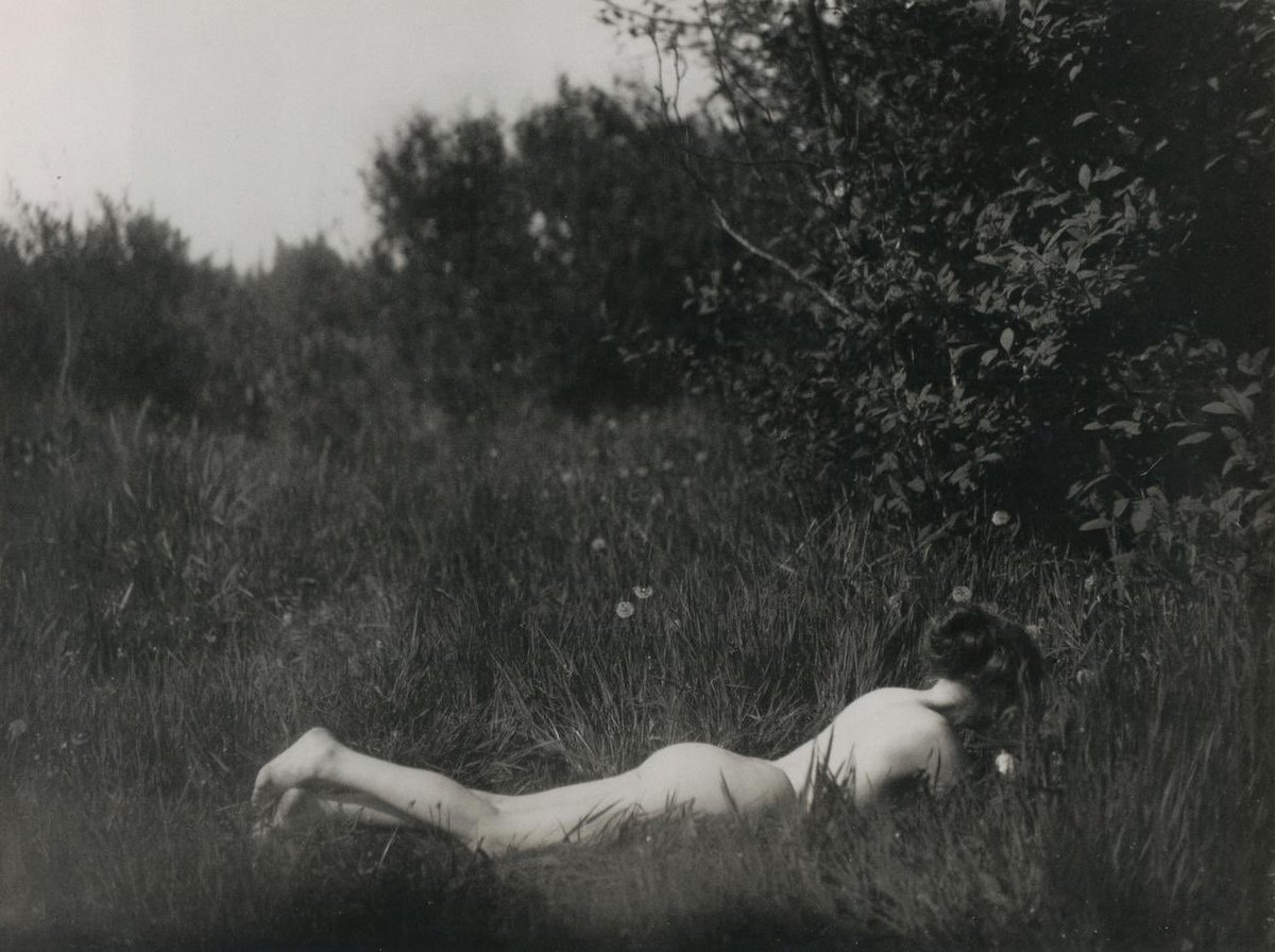 Ttalindeyzac's tweet photo. ‘Self-portrait’, 
Imogen Cunningham, 1906 https://t.co/ZG9avT8vj0
