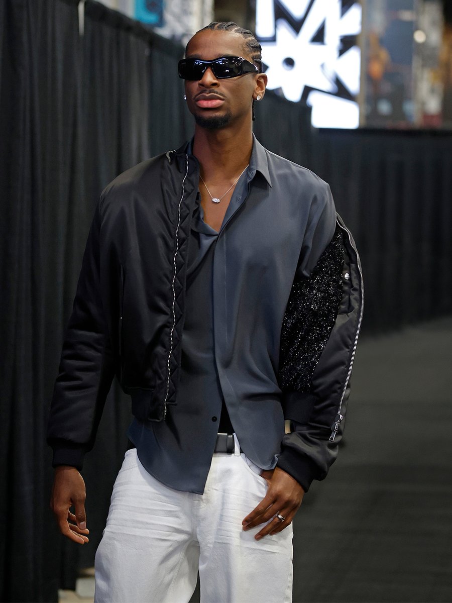 gucci's tweet photo. .@shaiglalex wore #Gucci arriving at the Frost Bank Center in San Antonio. #ShaiGilgeousAlexander https://t.co/szO9Ln6WlY