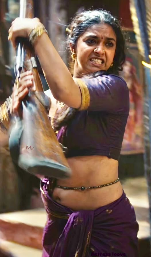 KingMak750's tweet photo. 🔥 Keerthy Suresh in a fierce mass-action avatar in #Akka! 💥🔥 This powerful transformation looks absolutely stunning! 😎❤️‍🔥

#KeerthySuresh #AkkaWebSeries https://t.co/uMw9I8nQjP