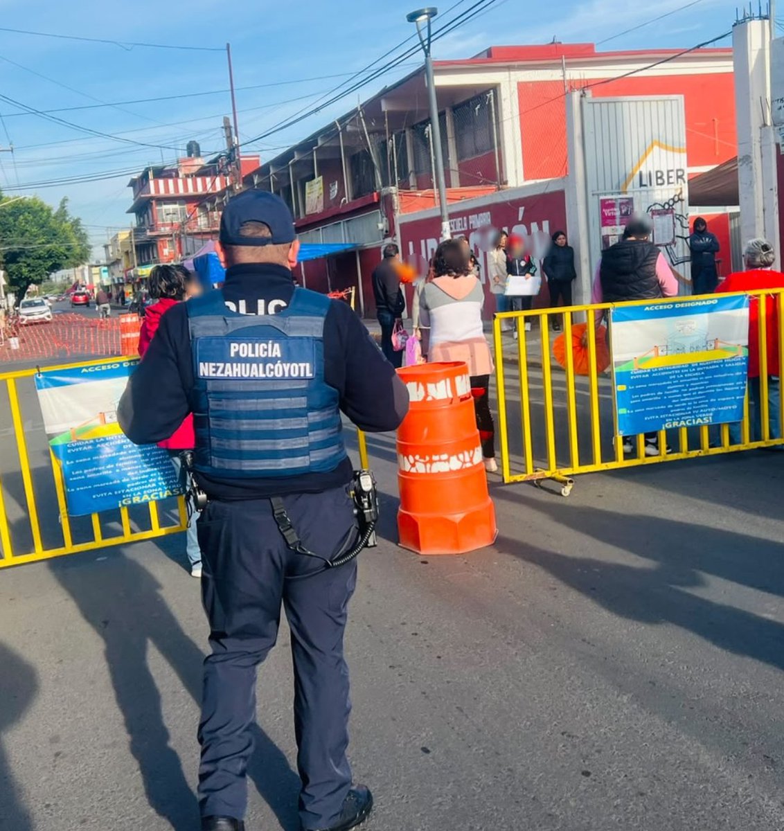 seguridadneza's tweet photo. 🏫🚔 #EscuelaSegura

Nuestros compañeros de la Policía de Proximidad refuerzan diariamente la seguridad en las escuelas de #Nezahualcóyotl, mediante recorridos aleatorios para ampliar la cobertura y brindar seguridad a la comunidad escolar.

#PorAmorANeza #NezaSegura https://t.co/s1bSwRz1sw