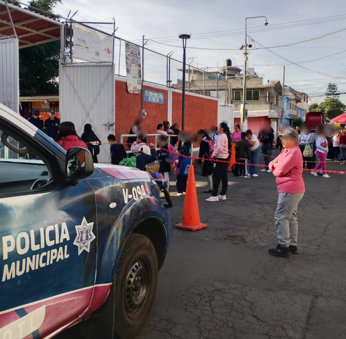 seguridadneza's tweet photo. 🏫🚔 #EscuelaSegura

Nuestros compañeros de la Policía de Proximidad refuerzan diariamente la seguridad en las escuelas de #Nezahualcóyotl, mediante recorridos aleatorios para ampliar la cobertura y brindar seguridad a la comunidad escolar.

#PorAmorANeza #NezaSegura https://t.co/s1bSwRz1sw