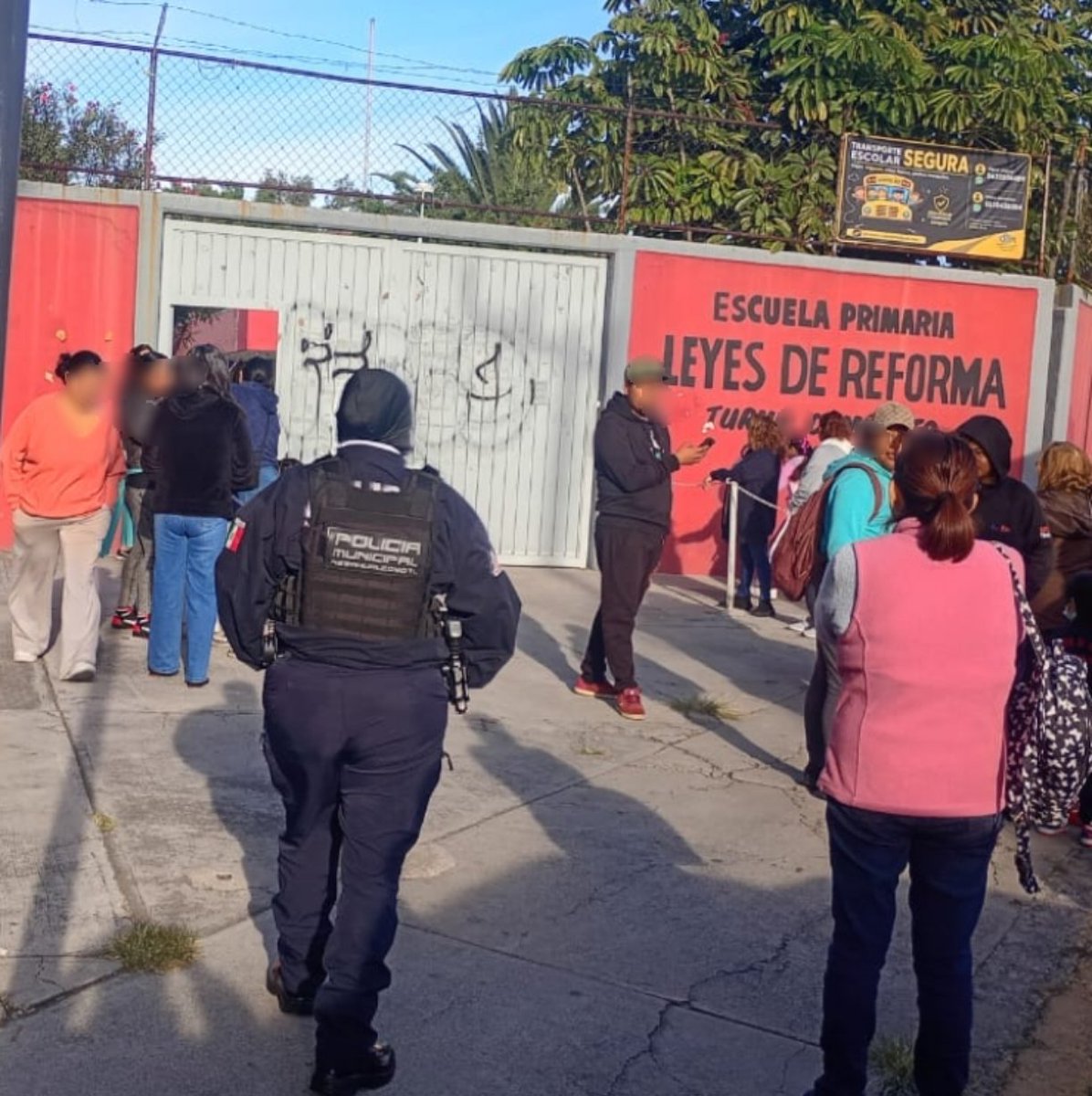 seguridadneza's tweet photo. 🏫🚔 #EscuelaSegura

Nuestros compañeros de la Policía de Proximidad refuerzan diariamente la seguridad en las escuelas de #Nezahualcóyotl, mediante recorridos aleatorios para ampliar la cobertura y brindar seguridad a la comunidad escolar.

#PorAmorANeza #NezaSegura https://t.co/s1bSwRz1sw