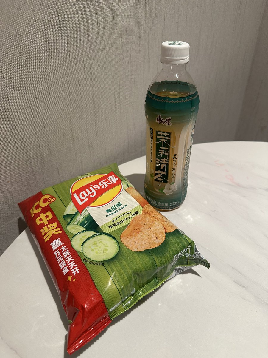 Traveler__mika's tweet photo. 中国のコンビニで買ってきた😊

きゅうり味のポテチ🥒美味しい！
後味にきゅうりの風味がふわっと香る
ジャスミン茶はまさかの砂糖入り💦
甘いって思ってなかったから舌がびっくりした😔 https://t.co/i6ChOjKHmR