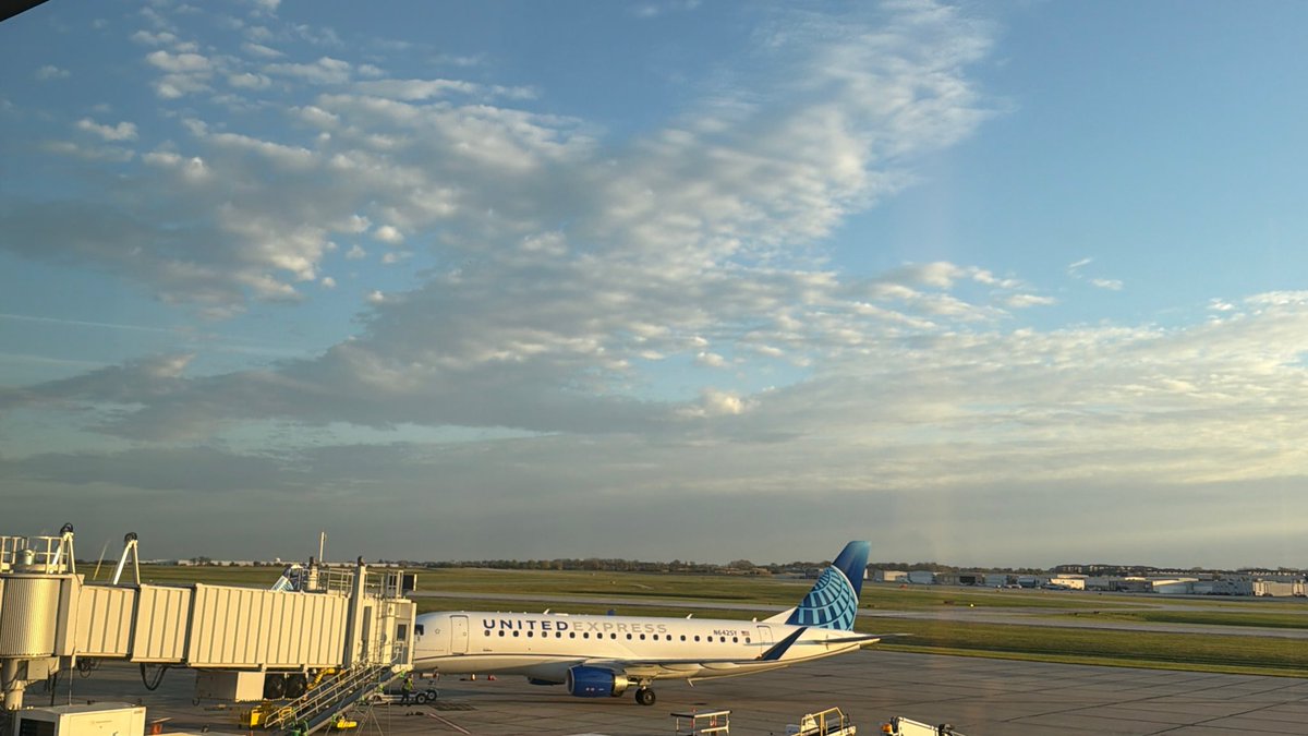 LNKairport's tweet photo. ☀️ Blue skies and beautiful views at LNK! ✈️💙
If you could hop on a plane from Lincoln today, where would you go? 🌎👇
#FlyLNK #FlyLocal https://t.co/NQjbKuSjhr