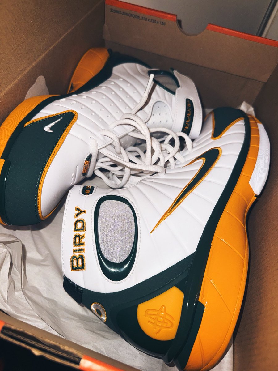 YourVocabSucks's tweet photo. Finally Got Dem Birdy PE Joints For $130 What A Steal..🦅🍾🏆  I Gotta Grab Penny Hardaway PE’s To Complete The Set. https://t.co/dvJYrss2Hu