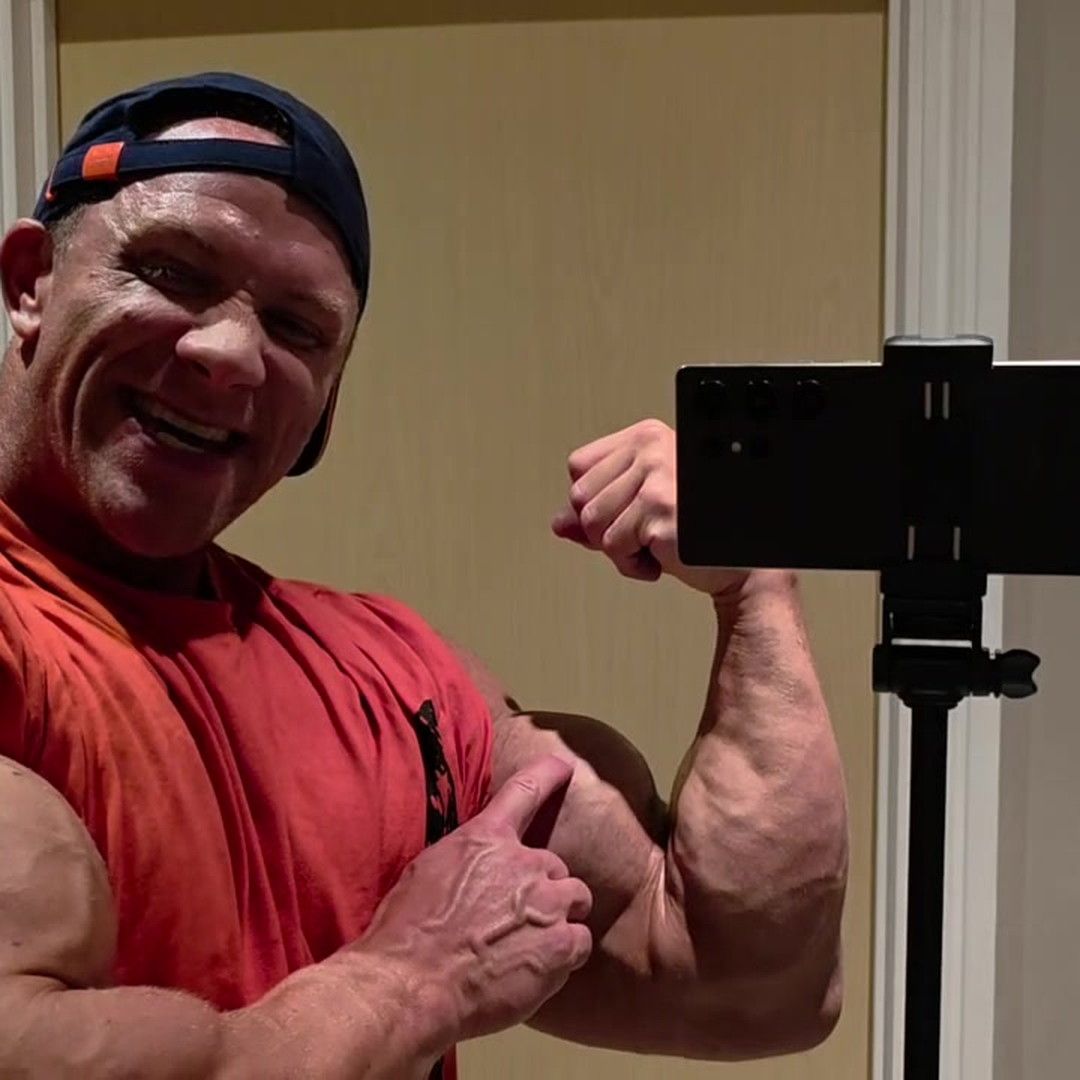 MaxSteelMuscle's tweet photo. Orange tank, black cap, tripod doing the work.

Watch the rest on OF — link in bio.

#mirrorflex #bicep #bodybuilder #muscleworship https://t.co/ygD30NJgbC
