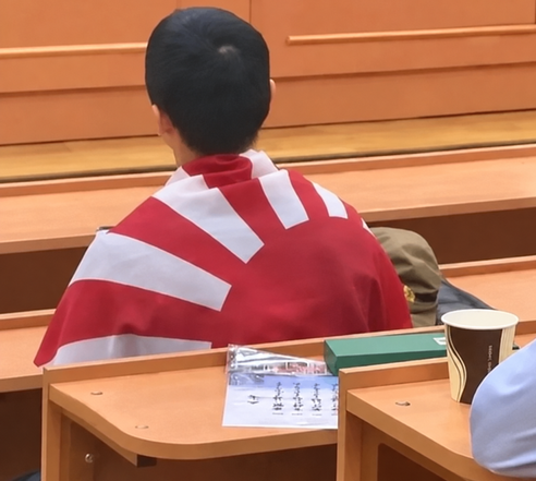hoshusokuhou's tweet photo. 【まじで謎】ロシアの大学に在学する中国人留学生が旭日旗を羽織って講義を受ける
↓
・教室内で他の中国人留学生からその行為を制止される
↓
・中国人学生はその場で「バヤロー！（巴压路）」とカタコトの日本語で叫び、周囲を挑発
↓
・中国SNSで拡散し炎上
↓
・後日、謝罪動画を投稿「公共の場で旭日旗を見せびらかすべきではありませんでした。これは非常に間違ったことであり、祖国と人民への敬意を欠く行為です」
↓
・そして「中日の文化交流を深めるためのパフォーマンスだった」などと釈明、周囲の怒りがさらに爆発
↓
・モスクワ大学が「学内の授業秩序を乱す行為」として退学処分に
↓
・中国へ送還され国内で法的審判を受ける可能性

■日本人のイメージを下げようとしたか？（考察）
まじで意味不明すぎるけど。
「バヤロー」ってカタコトの日本語で叫ぶって、これ日本人になりすましてたんじゃないの？

日本人のイメージを悪くしようとして、中国人だと即バレして結果退学になると。

他の中国人留学生たちからも完全に呆れ果てられ、「留学生全体のツラ汚し」だって総スカンを食らってるみたいね。何がしたかったのか。