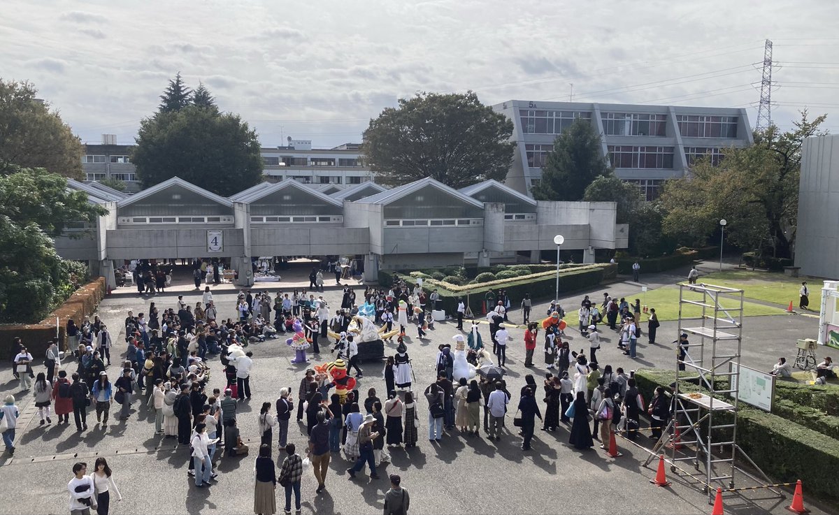 feelfields's tweet photo. 武蔵野美術大学芸術祭2026
#FIORALUNE

キャンパス内は
ステージ、屋台、物販などで賑わっていて、
文化祭らしい雰囲気が懐かしく楽しい。

各棟では数部屋が学生達の作品展示室として開放。
先日茅場町で個展を拝見した、松田菜優子さんの展示もチェック。

ニット系の帽子が流行ってるのかな？

#mau https://t.co/Qb4k4ZQZAA