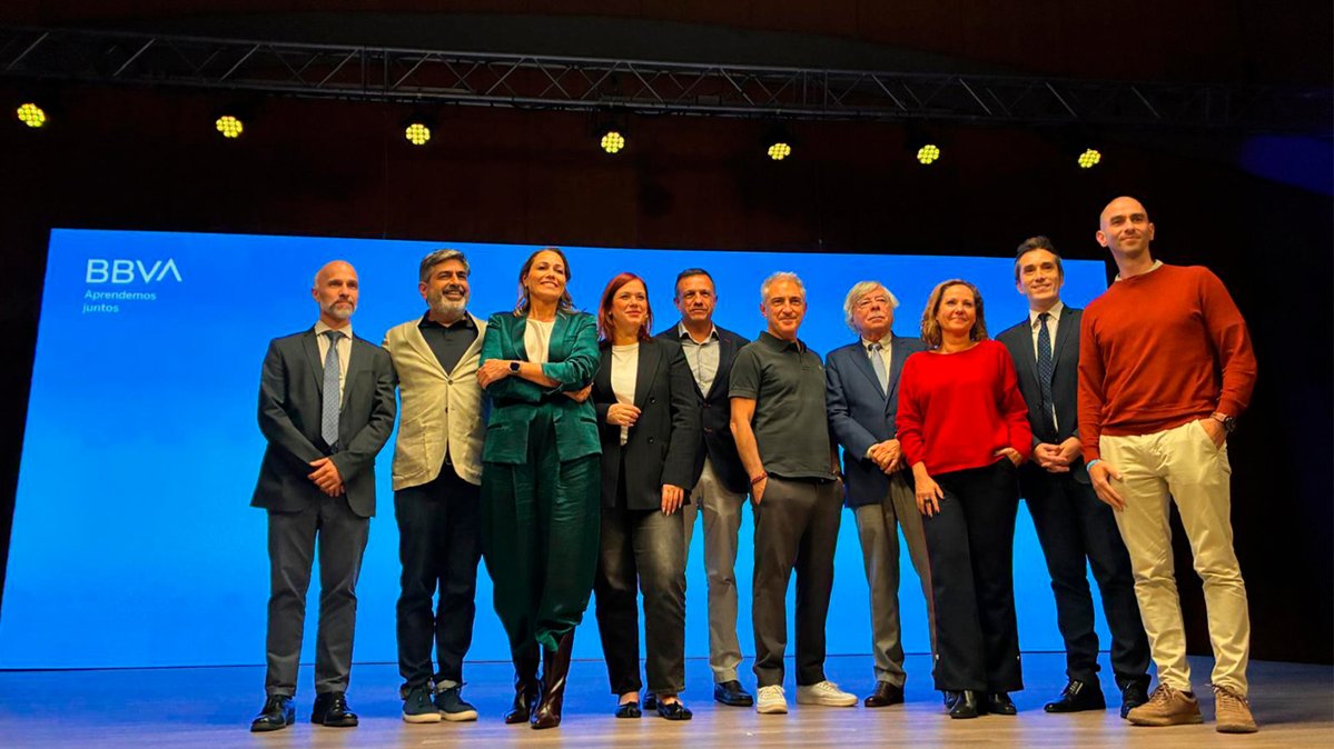 usal's tweet photo. La USAL, presente en la celebración de la iniciativa “Aprendemos Juntos” 🙌

El vicerrector de Transferencia, Innovación y Emprendimiento, Federico Bueno de Mata @febuma, participó ayer en la celebración de la iniciativa “Aprendemos Juntos”, organizada por BBVA en colaboración con el Ayuntamiento de Salamanca y la USAL en el Palacio de Congresos. 🗣️

Durante el encuentro, el vicerrector señaló que “la institución académica debe salir del laboratorio y mostrarse, además de conseguir que el alumnado llegue a la empresa”. 🚀

➡️ https://t.co/YSlfTa2UGA