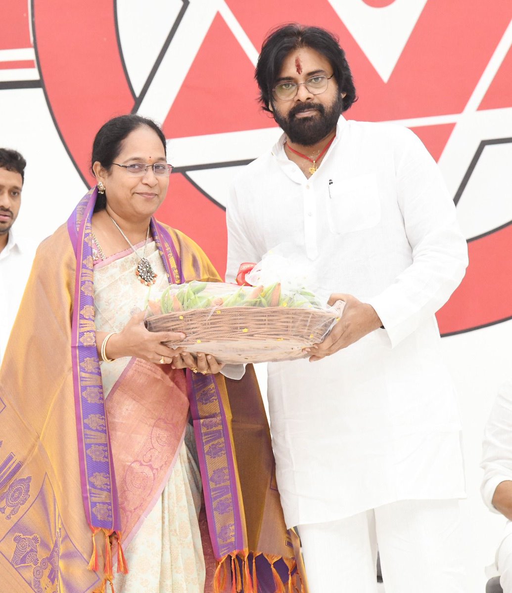 Jayesh_kavungal's tweet photo. నెల్లిమర్ల నియోజకవర్గంలో MPTC, ZPTC స్థానాలకు జనసేన పార్టీ 100% నామినేషన్లు దాఖలు చేసింది!

పొత్తు ధర్మం ఒక్క జనసేనకే కాదు..టీడీపీకి కూడా వర్తిస్తుంది!

టీడీపీ తగ్గితే మేమూ తగ్గుతాం.. లేకపోతే తగ్గదలే!

సీట్ల సర్దుబాటులో పరస్పర గౌరవం, సమాన న్యాయం ఉండాల్సిందే!
@LokamMadhavi https://t.co/NVFfr2UmLZ