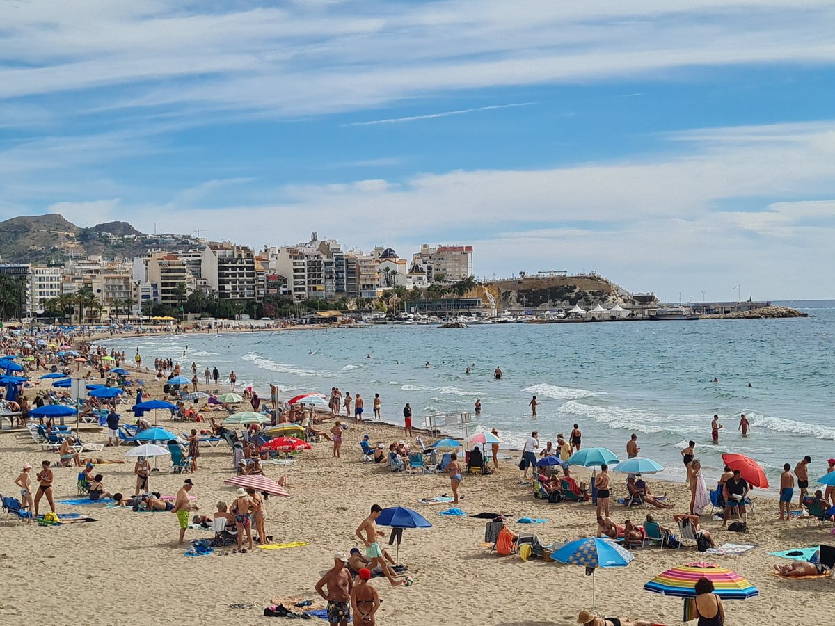 comoju's tweet photo. Si hace bueno, aun hay ganas de playa.
#Benidorm https://t.co/9KNj0UsfTD