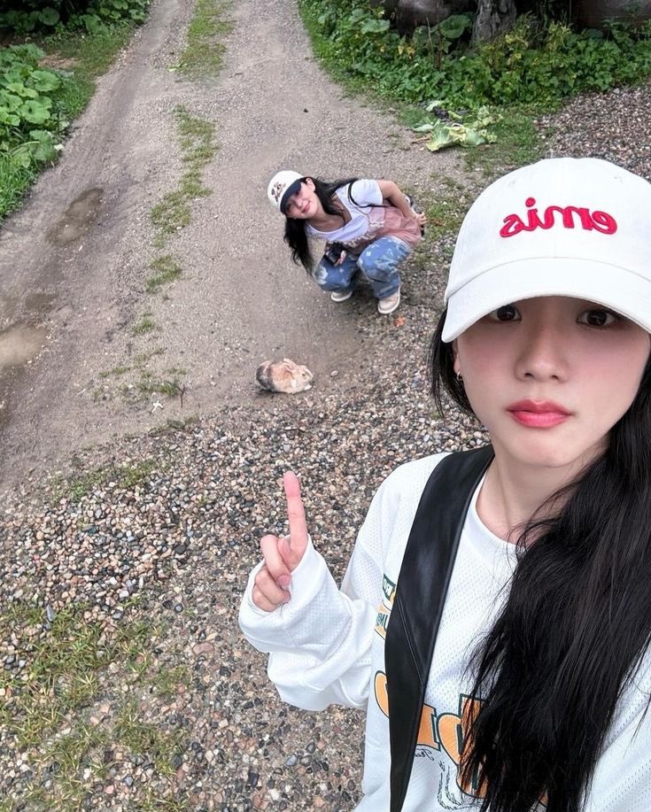 flwery_'s tweet photo. Will #JISOO be a guest again on his YouTube Channel #Seulgi 

“🖤🩷🐰” ??🤔 https://t.co/PPUp8m45PC