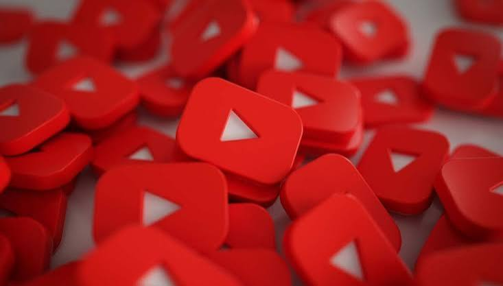 Sayajiiinz's tweet photo. Se eu tivesse que começar um canal no YouTube HOJE, com ZERO reais e bastante tempo disponível, faria algo que muita gente ignora.

Eu pararia de tentar descobrir o segredo do YouTube e começaria a entender como o jogo realmente funciona.

Tem gente que passa semanas procurando o nicho perfeito, a melhor inteligência artificial, o editor mais completo e a estratégia que promete milhões de visualizações. Mas sabe o que essa pessoa não faz?

VÍDEOS.

E esse é justamente o maior problema. Se eu estivesse começando, minha primeira preocupação não seria monetização, inscritos ou quanto dinheiro poderia ganhar.

Seria aprender a produzir conteúdo que as pessoas realmente querem assistir, escolheria um nicho com demanda, estudaria os canais que já conseguem bons resultados e tentaria entender o que existe por trás daqueles vídeos.

Por que aquele título chama atenção?

O que torna aquela thumbnail interessante?

Como o criador consegue segurar o público?

E, principalmente, o que eu poderia fazer de DIFERENTE?

Depois disso, começaria a produzir.

Sem esperar o equipamento perfeito.

Sem gastar dinheiro com ferramentas desnecessárias.

Hoje você consegue pesquisar, escrever roteiros, criar imagens, editar vídeos e até produzir narrações utilizando ferramentas gratuitas. A falta de dinheiro pode dificultar o começo, mas não precisa impedir você de tentar.

E aqui entra uma coisa que considero FUNDAMENTAL.

Eu não trataria meus primeiros vídeos como se fossem determinar o futuro do canal, trataria cada publicação como um experimento.

O primeiro vídeo teve 80 visualizações? Beleza.

O segundo teve 200? Opa, alguma coisa mudou.

O terceiro conseguiu mais cliques, mas ninguém assistiu até o final?

Então talvez o problema esteja na maneira como o conteúdo foi desenvolvido. É assim que você começa a entender o que funciona.

Não olhando apenas para números, mas procurando os motivos por trás deles. E não, isso não significa abandonar o canal depois de cinco vídeos ruins.

Significa testar novos assuntos, melhorar a apresentação, experimentar formatos e aprender com cada resultado.

Se depois de vários testes bem analisados uma proposta continuar sem responder, aí sim eu consideraria mudar de direção. Porque existe uma diferença enorme entre insistir em algo que não funciona e continuar evoluindo até encontrar algo que funcione. E sabe o que eu faria quando encontrasse um formato interessante?

REPETIRIA O PROCESSO.

Criaria novas ideias dentro daquela proposta, organizaria meus roteiros, desenvolveria um padrão de edição e começaria a construir uma identidade própria.

Aos poucos, aquilo que antes levava um dia inteiro poderia se tornar um processo muito mais organizado.

E só depois de validar o conteúdo começaria a pensar em investir dinheiro, contratar editores ou expandir para outros canais.

O erro de muita gente é querer administrar um negócio antes mesmo de aprender a criar um vídeo que desperte interesse.

Você não precisa começar grande.

Não precisa ter uma equipe.

Não precisa assinar dez ferramentas de inteligência artificial.

E definitivamente não precisa ter tudo planejado antes de publicar.

Você precisa começar, analisar, corrigir e continuar.

Porque talvez seu primeiro vídeo não dê resultado.

Talvez o décimo também não.

Mas cada tentativa bem analisada pode te ensinar algo que você não aprenderia passando mais um mês assistindo tutoriais.

No YouTube, não é quem publica mais que necessariamente vence. É quem consegue aprender com o que publica e transformar esse aprendizado em conteúdos melhores.

Então, se você tem uma ideia de canal guardada há meses, começa a trabalhar nela.

O tempo que você tem disponível hoje pode ser a maior vantagem do seu projeto.

Só não desperdice essa vantagem esperando o momento perfeito.

Porque enquanto você fica procurando motivos para começar, poderia estar descobrindo o que precisa melhorar para dar certo.