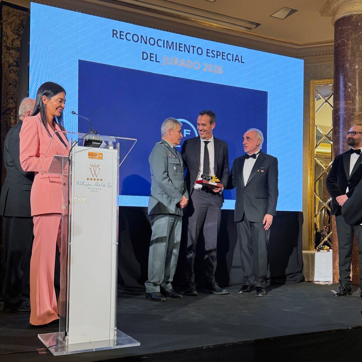 rfef's tweet photo. 🎖️ La @RFEF, distinguida en los Premios ECOFIN 2026 con el reconocimiento "IMAGEN DE ESPAÑA" a la @sefutbol.

❝Por su excelencia en el trabajo realizado desde las bases hasta el fútbol de élite❞.

🫱🏼‍🫲🏽 Recogió el premio el director financiero de la RFEF, Emilio Herrero, durante la "Noche de las Finanzas" celebrada en Madrid.