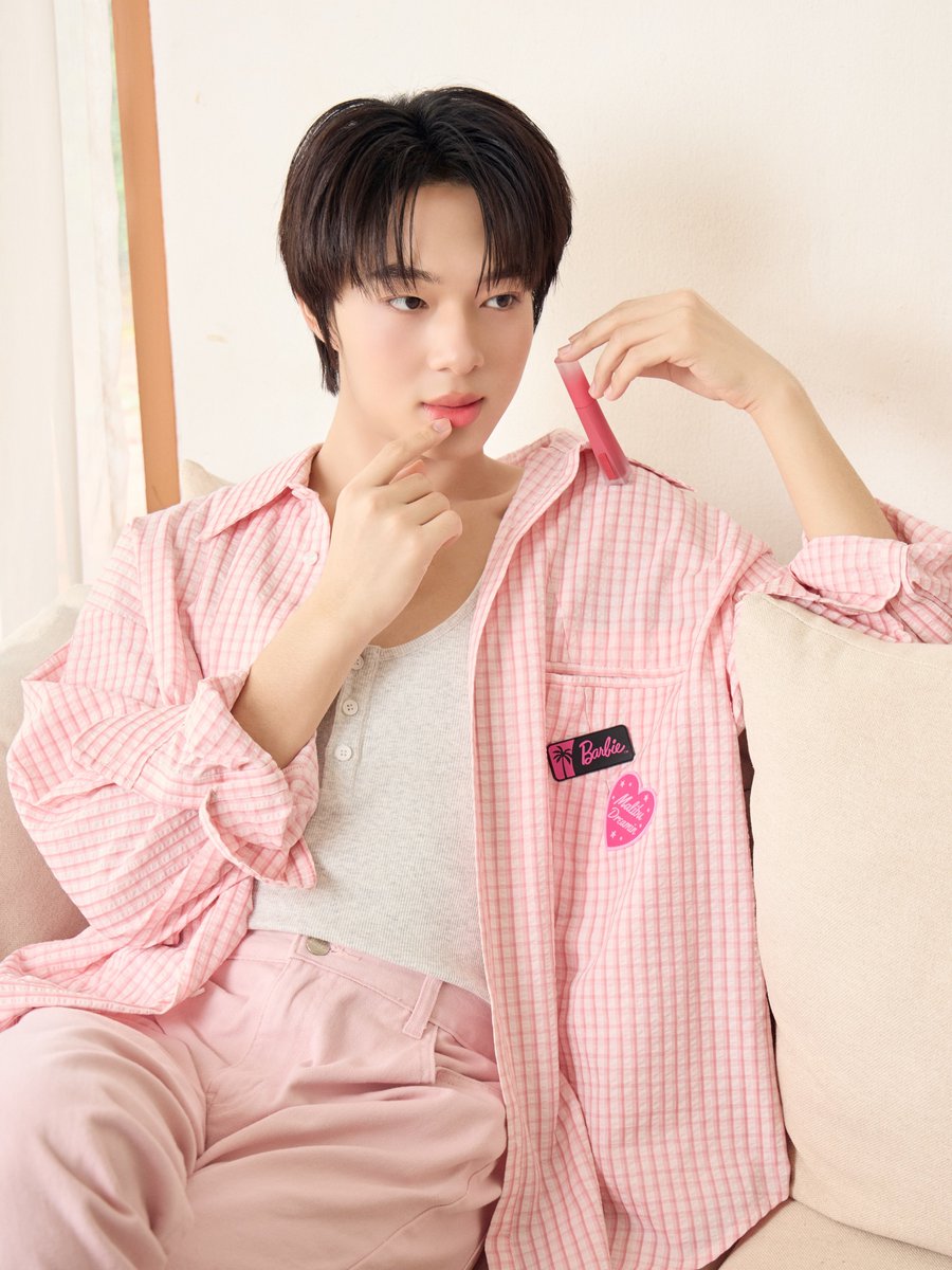 woainewofficial's tweet photo. #NUNEWstagram
【☁️ 𝐍𝐮𝐍𝐞𝐰’𝐬 𝐈𝐆 𝐮𝐩𝐝𝐚𝐭𝐞】
🗓 : 23.10.2026

ทาลิปสี strawberry kiss  แบบนี้มาอวดหนูที่คอนเสิร์ตหน่อยน้าา 💋🍓💄🍰

#NuNewX3CE

— @CwrNew ♡
#NuNew #NanaNu https://t.co/utkd9iYKku