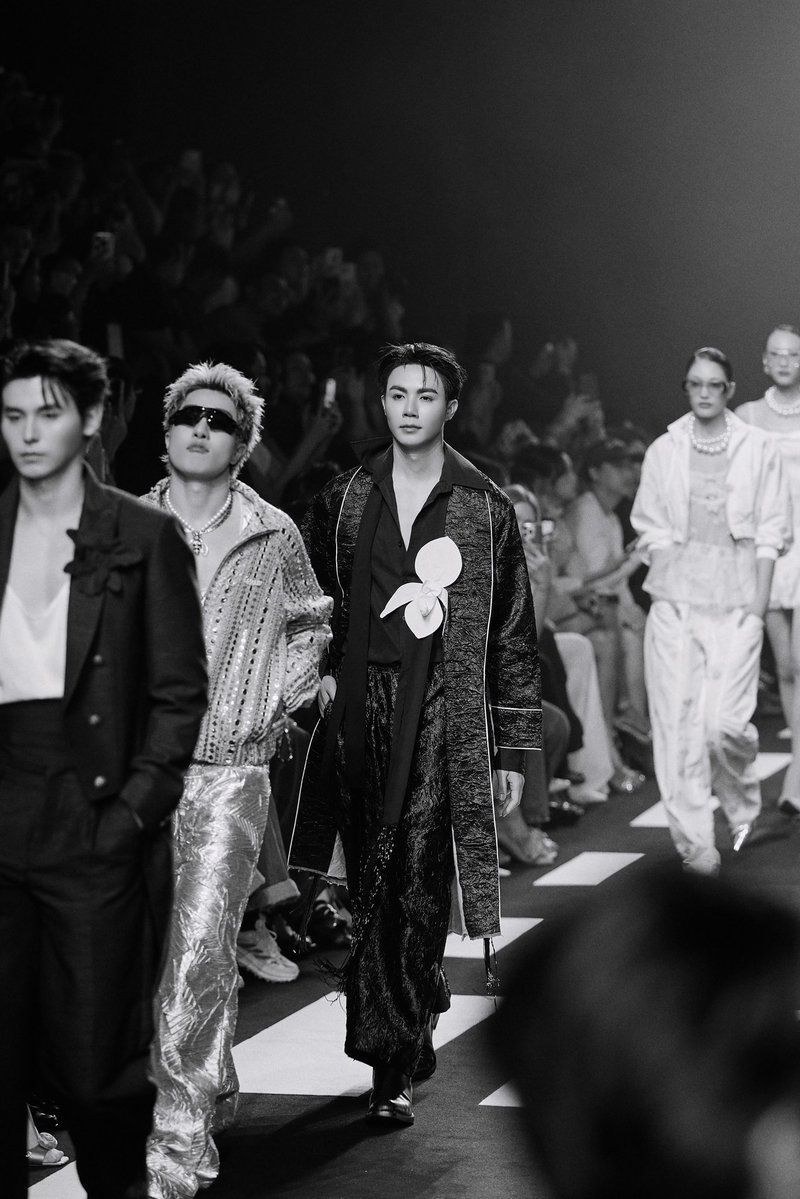 zee_pruk's tweet photo. 🖤🚩 @ELLEThailand #ELLEFashionWeek2026
#ZeePruk https://t.co/6kx03N47XX