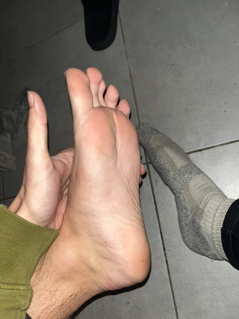 the_bat_master's tweet photo. T’as déjà bouffé un pied taille 48 grosse merde ? Je sais que non 😉

#findom #soumis #moneyslave #drain #humanatm #leboss https://t.co/ThycEIJ4v5