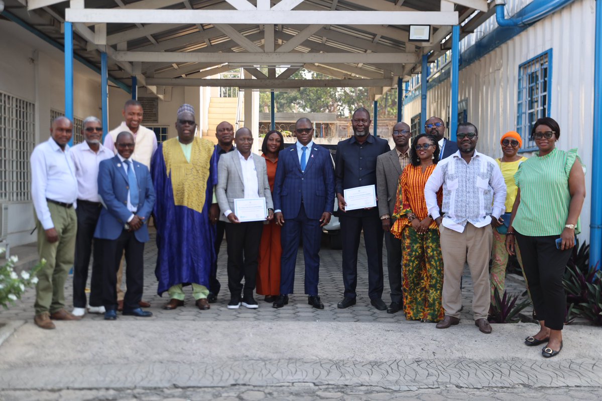 OMSCongo's tweet photo. 👏 Dans le cadre de la reconnaissance des années de service du personnel de l’OMS, célébrée par @OMS_Afrique, l’@OMSCongo a honoré deux collaborateurs pour leurs 20 et 10 ans de service. Le Dr @sodjinoudossou a salué leur engagement au service de la #santé. https://t.co/aXnbv9sQ0q