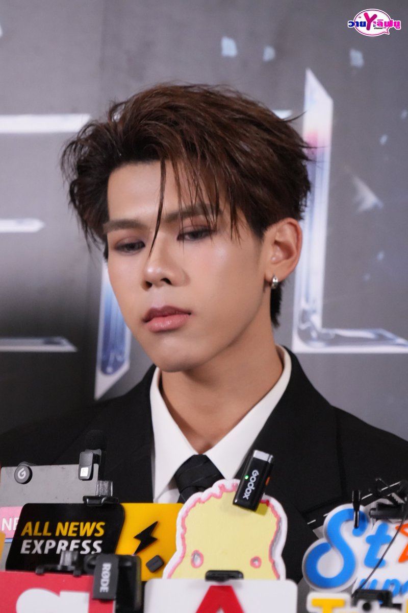Yloveyouchannel's tweet photo. โคตรจะเท่ " ตุ้ย ชยธร "  #LYKYN ช่วงสัมภาษณ์ก่อนเริ่มคอนเสิร์ต  LYKN REFLEXION CONCERT ✨️🎸💣

THE REFLEXION BEGINS

#LYKNReflexionConcert
#LYKNReflexionConcertD1
#LYKN  #TuiChayatorn https://t.co/QEHDQxA3cv