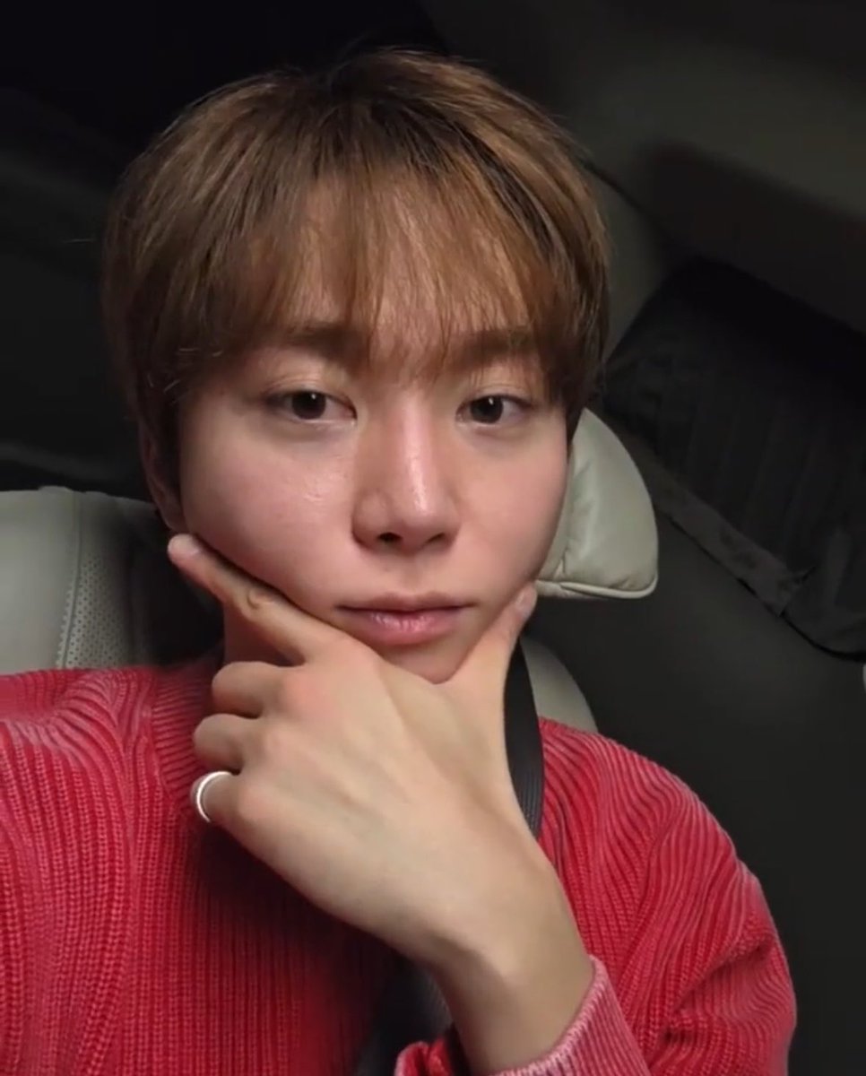 ensudehdrh's tweet photo. 갑자기 이 인위적인 포즈는 왜 하시는거지 너무 귀여워서 볼 한번만 만져보고 싶네요 https://t.co/RkpsNgxyvh