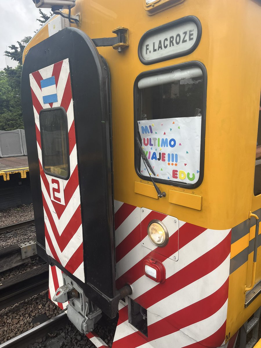 juubrain's tweet photo. No entendía por qué el conductor pegaba tantos bocinazos en cada estación y cuando me bajé vi esto 😭  la gente pasaba a saludarlo 😭😭 y felicitarlo 😭😭😭😭 el tipo re feliz https://t.co/SnPuQm8vSl