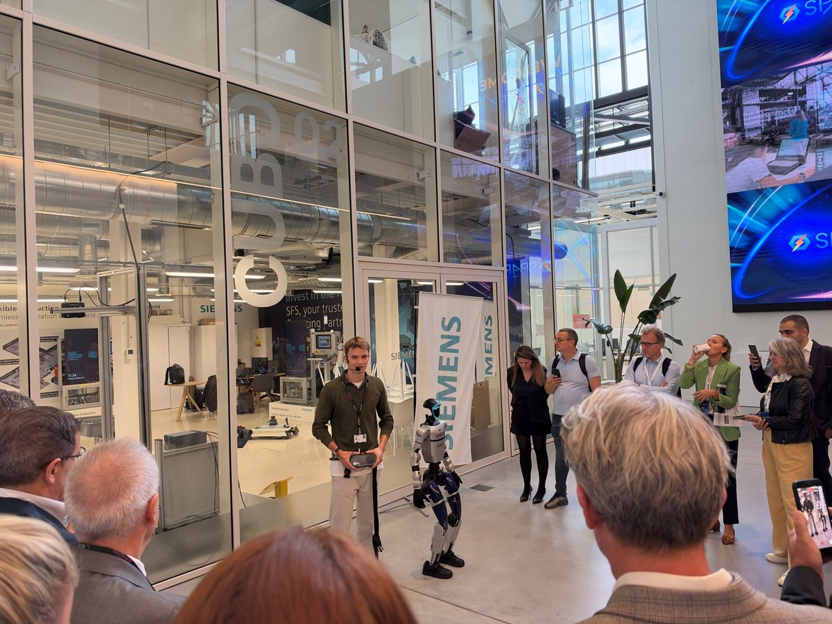 DFactoryBCN's tweet photo. 🌍Referentes europeos en propiedad intelectual de la @EU_IPO y comercio internacional de la @ocdeenespanol han conocido el modelo de @DFactoryBCN, un ecosistema único donde empresas, centros tecnológicos y talento impulsan la innovación con impacto real. @pere_navarro https://t.co/aQ5h8zU9e0
