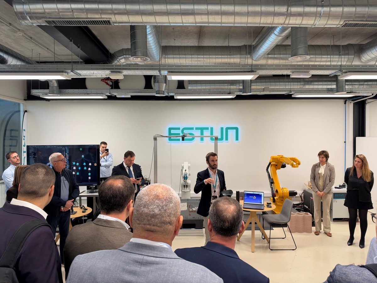 DFactoryBCN's tweet photo. 🌍Referentes europeos en propiedad intelectual de la @EU_IPO y comercio internacional de la @ocdeenespanol han conocido el modelo de @DFactoryBCN, un ecosistema único donde empresas, centros tecnológicos y talento impulsan la innovación con impacto real. @pere_navarro https://t.co/aQ5h8zU9e0