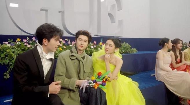 czhouye's tweet photo. HAHAHA! This time, Chen Xingxu and Zhou Ye were chatting between Lin Yi. She just a chatty cabbage, congratulations for unlocked new gossips table!

#ZhouYe • #周也 https://t.co/6MxGMBtON7
