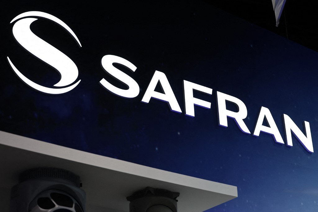sansfiltreum's tweet photo. Le chiffre d’affaires ajusté de #Safran grimpe de 14,7 % au troisième trimestre, mais l’action cédait 6 % ce matin. Les marchés regardent l’après-vente : les ventes de pièces de rechange progressent de 17 %, contre 26,7 % au trimestre précédent. #CAC40 https://t.co/sWTLnJw1xl