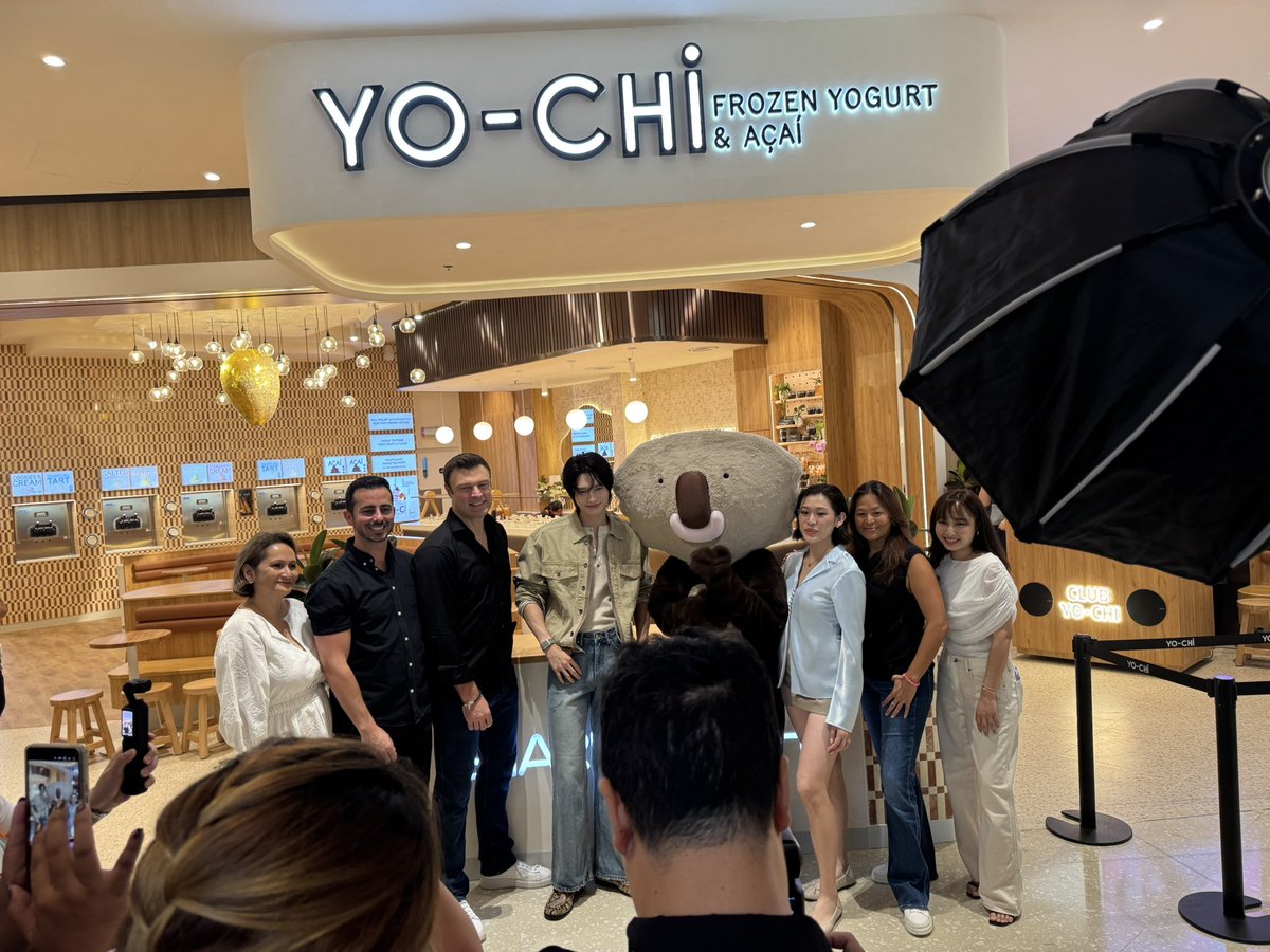 ronacious's tweet photo. Yo-Chi is widely considered a premium frozen yogurt brand from Australia.

Its first branch in Thailand marks a major milestone, becoming the brand’s fourth international location and the largest in Southeast Asia to date.

WIN YOCHI GRAND OPENING

#yochithailandxWin
#yochithailand 
#winmetawin