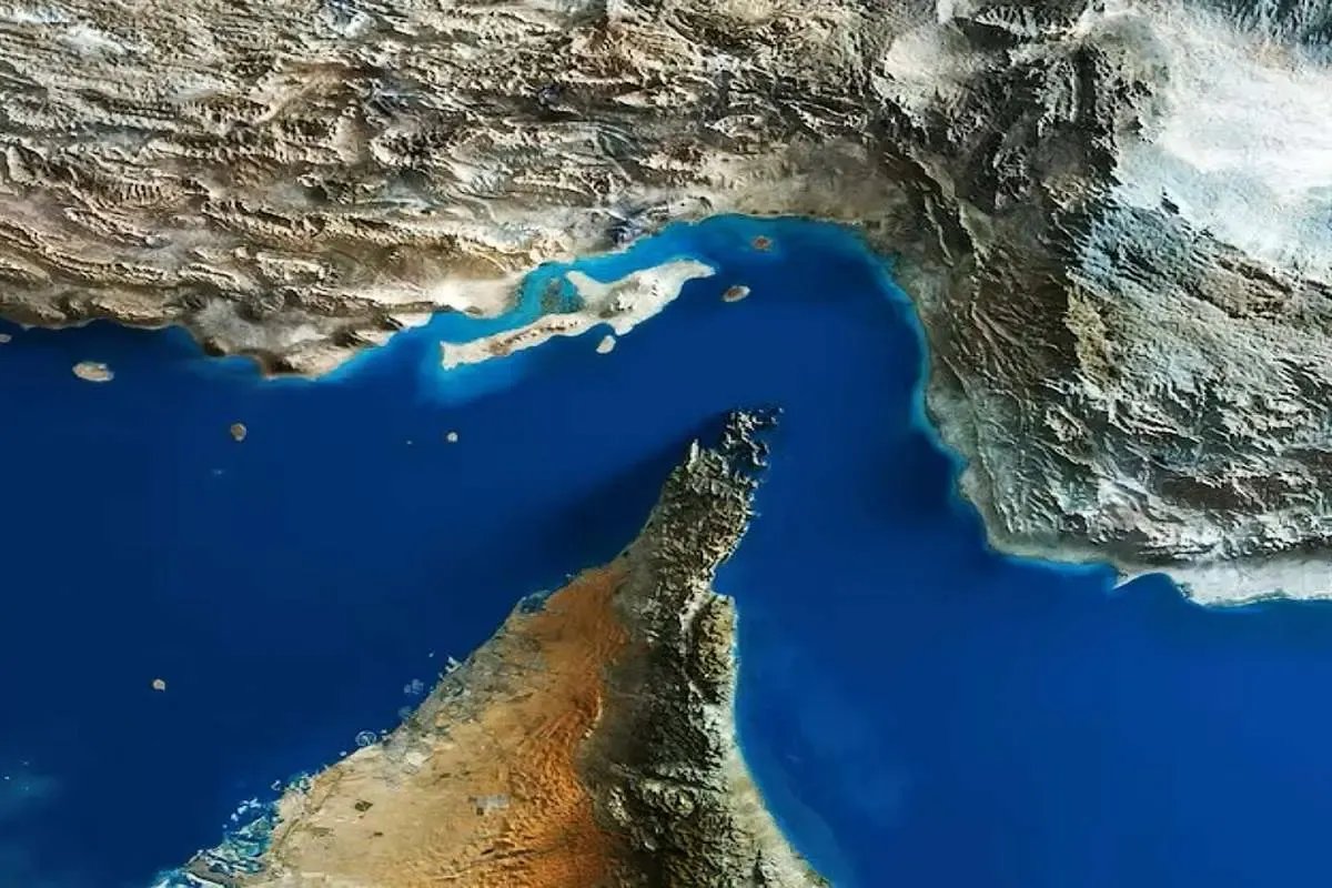 Lilyanmohmad25's tweet photo. تدري ليش هرمز مهم؟
 مو بس لأن إيران قوية، لأن نص نفط الدنيا يعدي من هناك.
 يعني لو صار أي شي، الدنيا كلها راح تحس. هاي مو قوة سلاح، هاي قوة مكان.
 والي يمسك المكان، يمسك جزء من اللعبة. https://t.co/NglzztFvXW