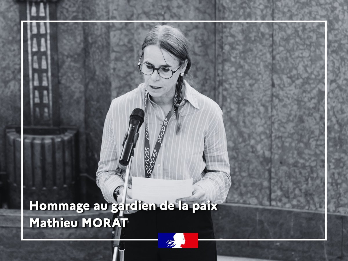Prefet67's tweet photo. #Hommage ⚫️ | Hommage au gardien de le paix Mathieu MORAT, décédé le 17 octobre 2026 lors d’une intervention sur le périphérique intérieur de Nantes.

➡️ Aujourd'hui, les agents de la préfecture se sont réunis, sur leurs deux sites, autour de Cyril Roule, directeur de cabinet du préfet du Bas-Rhin, et de Nathalie Masse-Provin, directrice du secrétariat général commun départemental, pour leur rendre hommage et observer une minute de silence en leur mémoire.