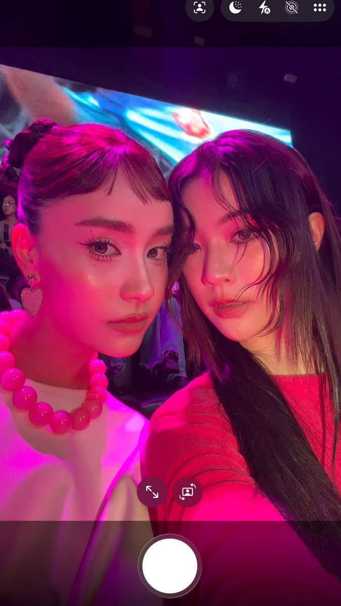 sensitivee25's tweet photo. A Jayna postando elas ❤️

GINJAY HEIDIS SECRET EFW26
#GinjayatEFW26ICONSIAM https://t.co/8XpFfWYYZl