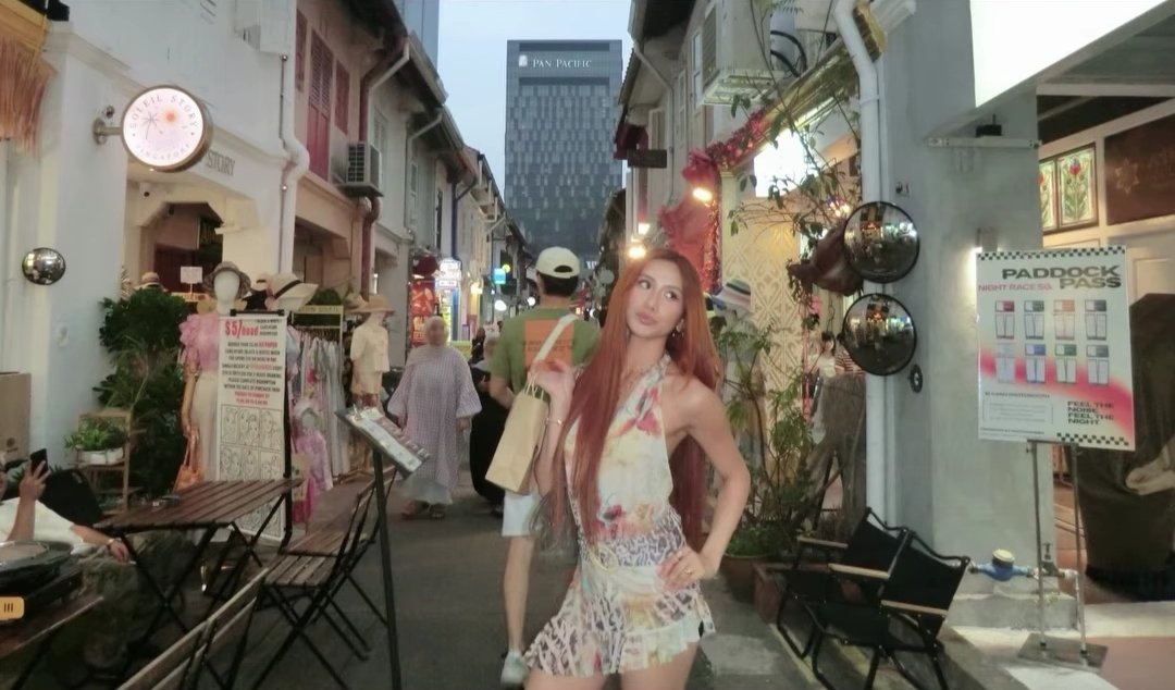 airelbelle's tweet photo. Sheena's first purchase in SG 📹

#BINI #BINI_Sheena https://t.co/PoS9I1N5HJ