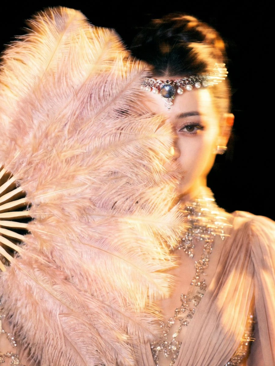 ANJL888's tweet photo. "Dilraba Carpet Goddess" has overtaken "VOGUE Red Carpet" and now tops the Weibo hot search rankings. She overtook the main event. SHE is THE main event. 😌 #Dilraba #VOGUEForcesofFashion2026 https://t.co/bJmuYCCDCI