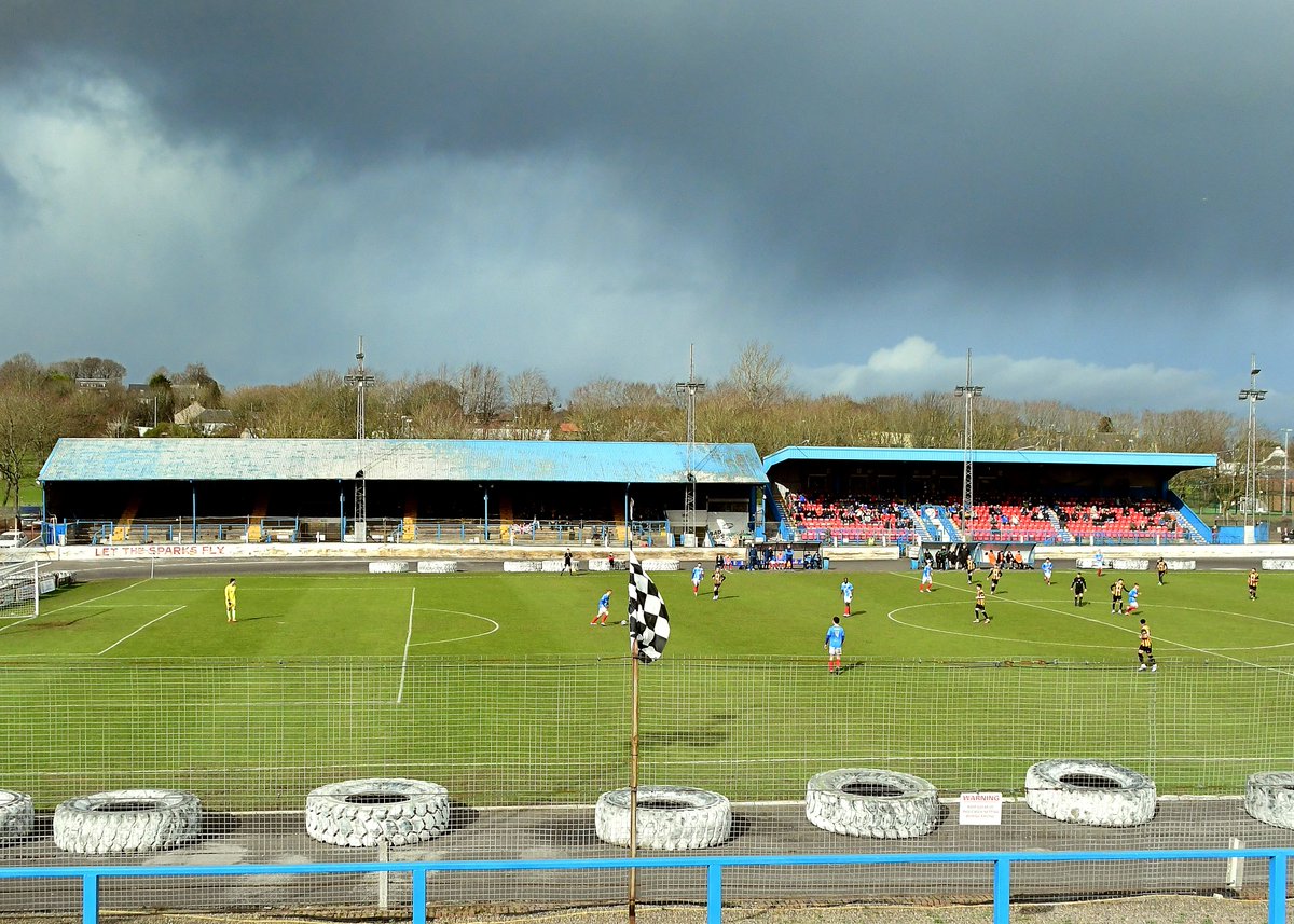 GotNotGot's tweet photo. Name the ground 

Clue: it's not just English fans who feature in the Old Football Grounds Book of the Year #IWasHooked

Beautiful pic: thanks to longtime GNG contributor Andrew Ormerod https://t.co/lxWvTfum9l